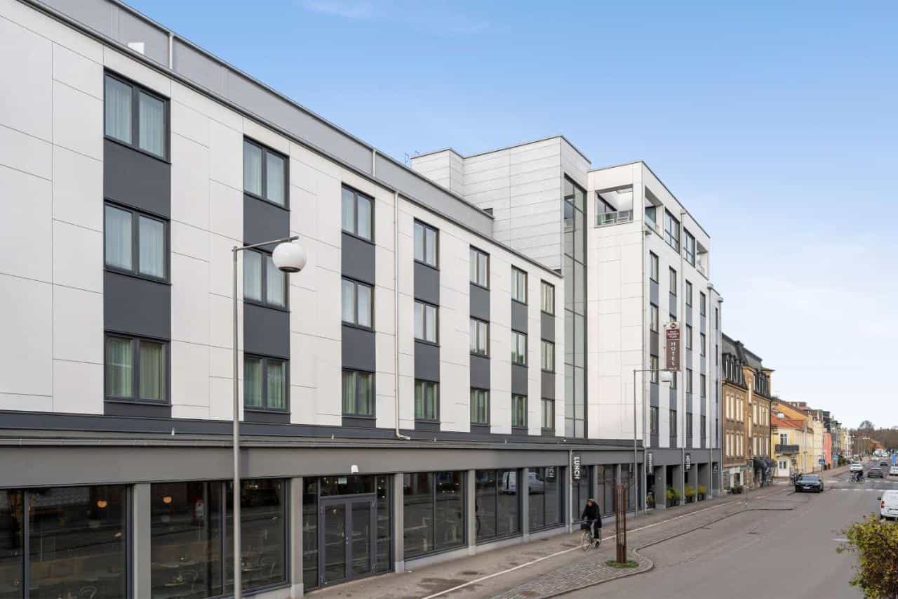 Best Western Plus hotel exterior with modern white and gray facade on a city street.