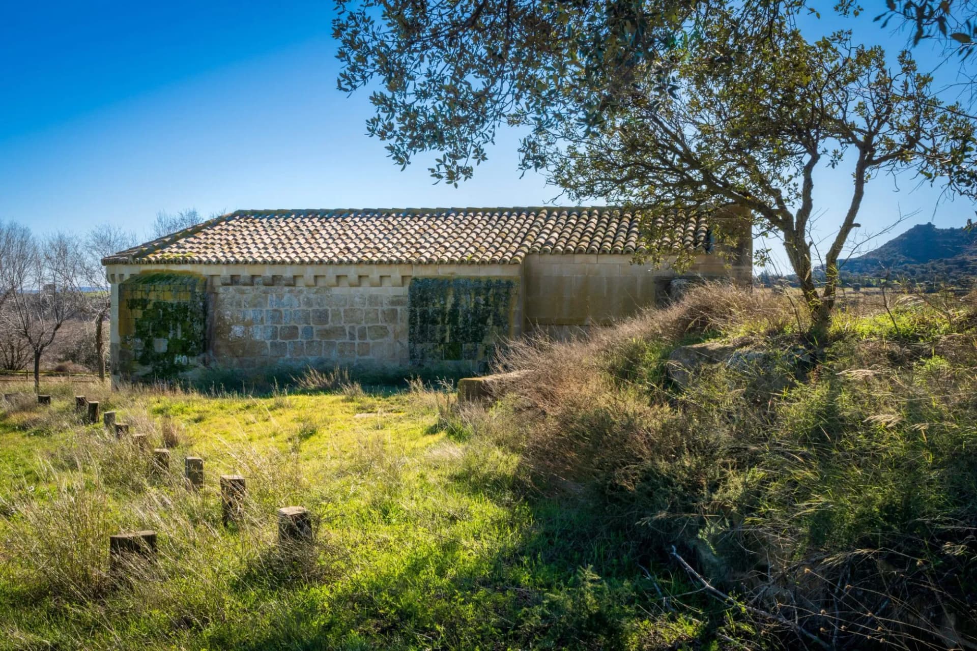The Hermitage of Santa Águeda is considered one of the most important Romanesque hermitages in the Somontano region.

Away from the town of Berbegal, in a sparsely populated area with an agricultural