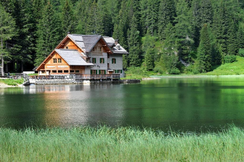 Rifugio Lago Nambino image 2