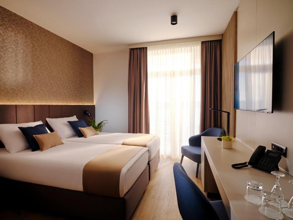 Hotel Riviera image 1