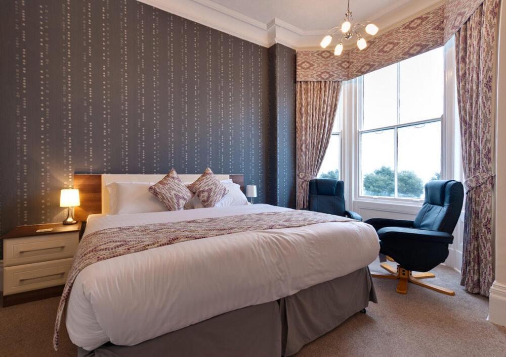 Lauriston & Lawton Court Hotel image 1