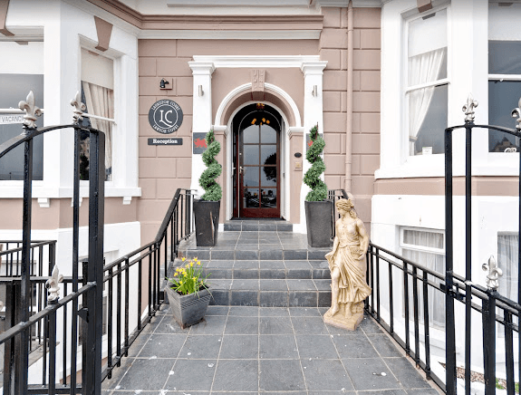Lauriston & Lawton Court Hotel image 2