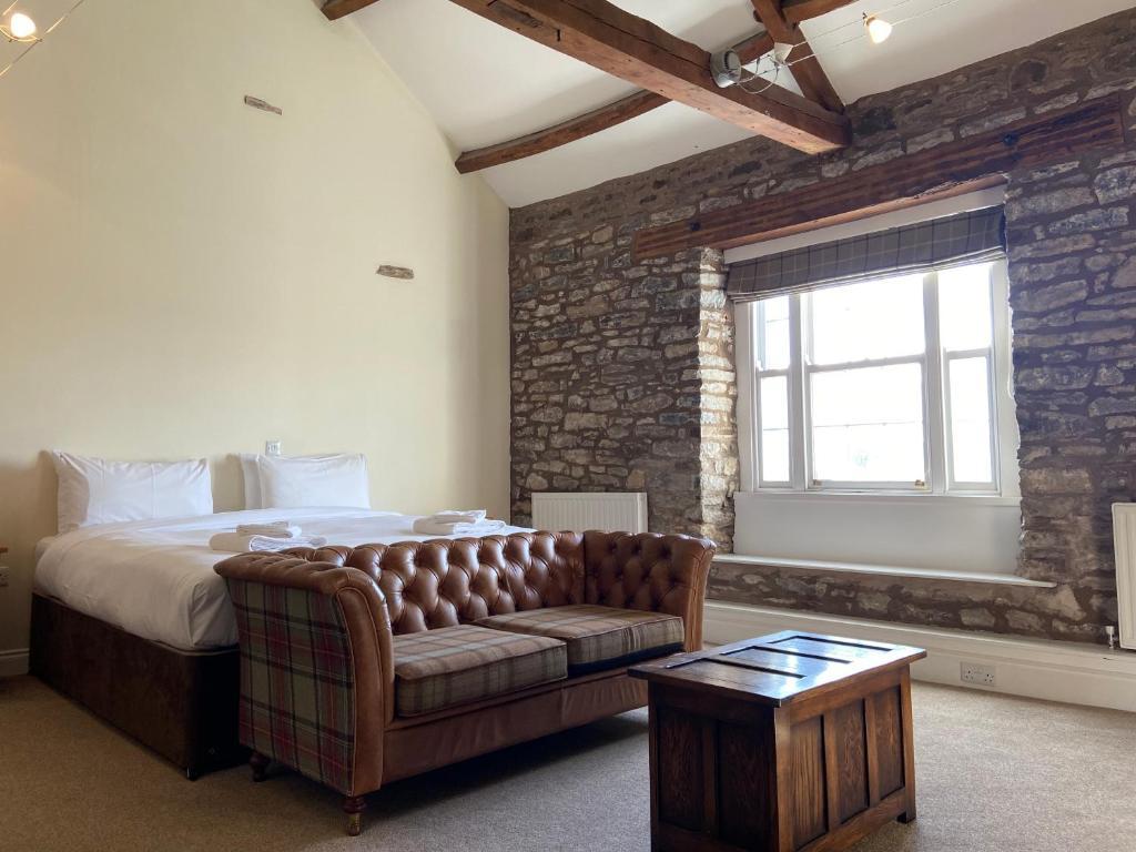 The Greyhound Hotel image 1