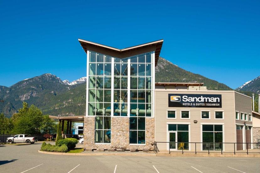 Sandman Hotel and Suites image 2