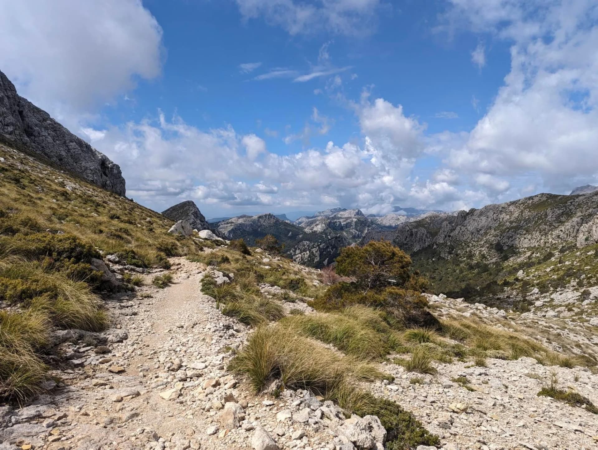 hike to luc monastery