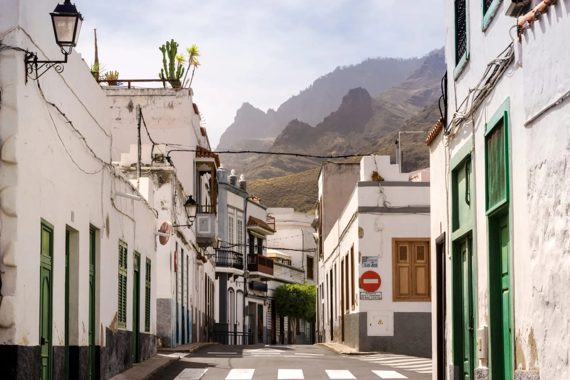 El casco antiguo de Agaete con el Parque Natural de Tamadaba al fondo en Gran Canaria, Islas Canarias, España