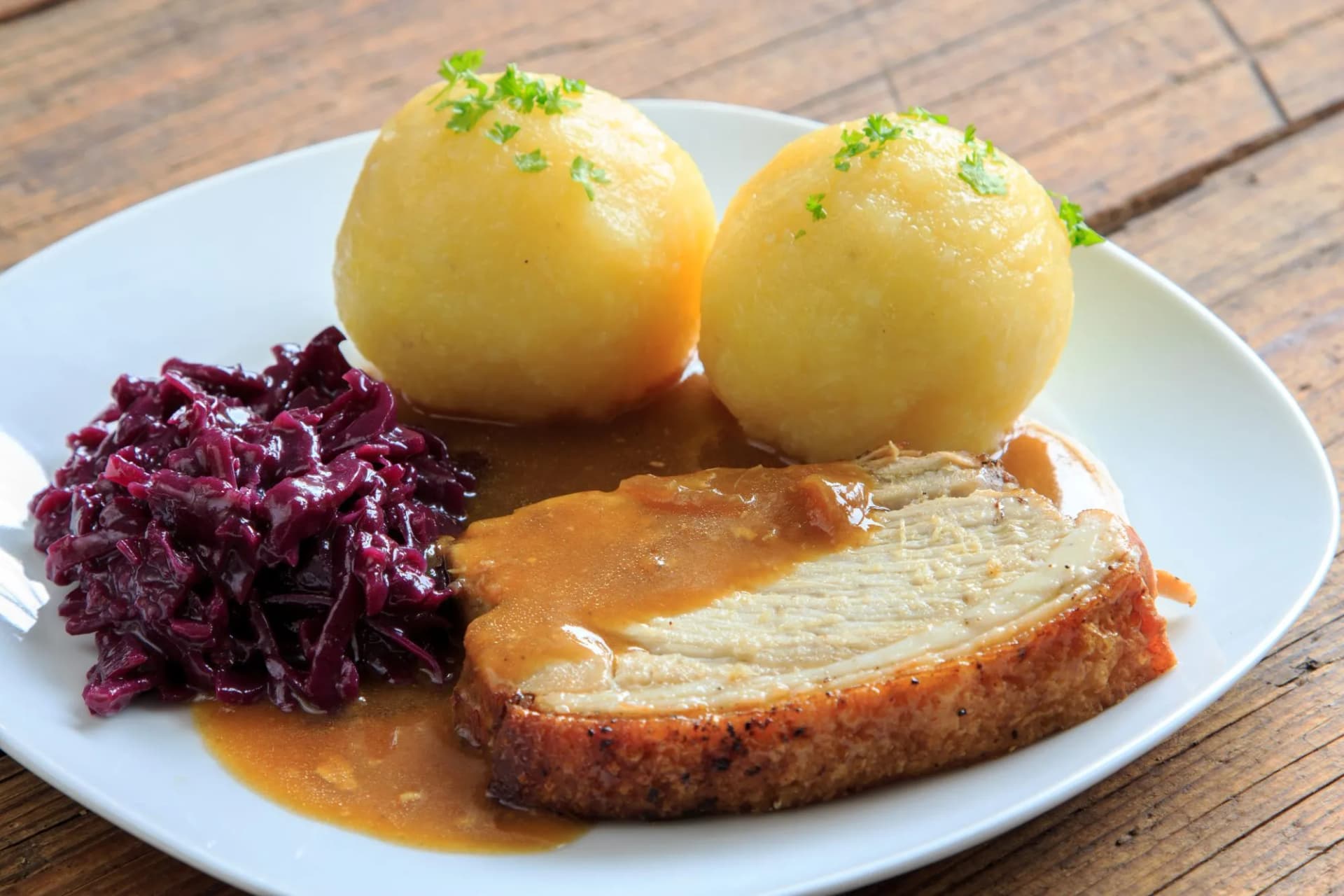 Schweinebraten mit Knödeln und Rotkohl