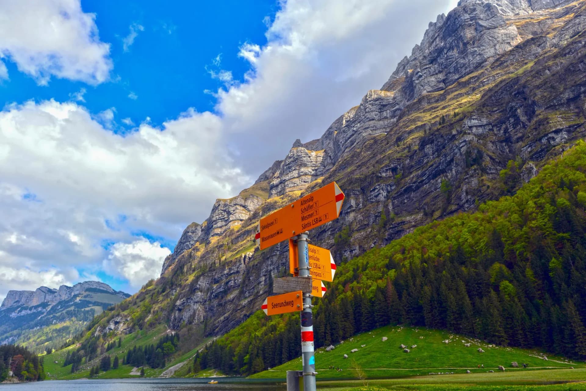 Wanderwegweiser am Seealapsee im Alpsteingebirge bei Wasserauen, Kanton Appenzell Innerrhoden (Schweiz)