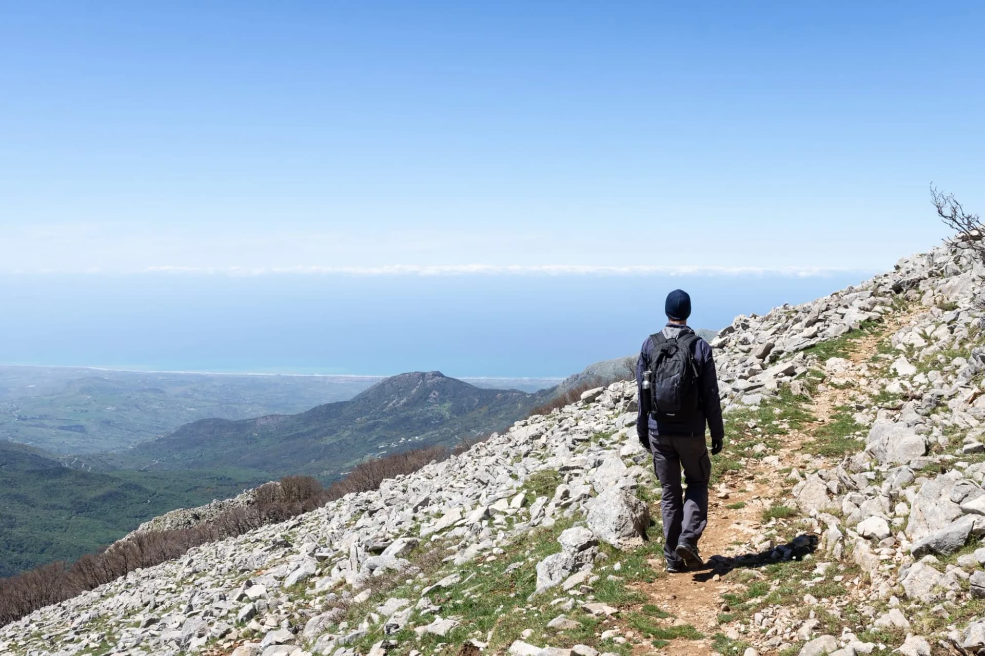 Randonneur dans le parc des Madonie, Sicile, Italie