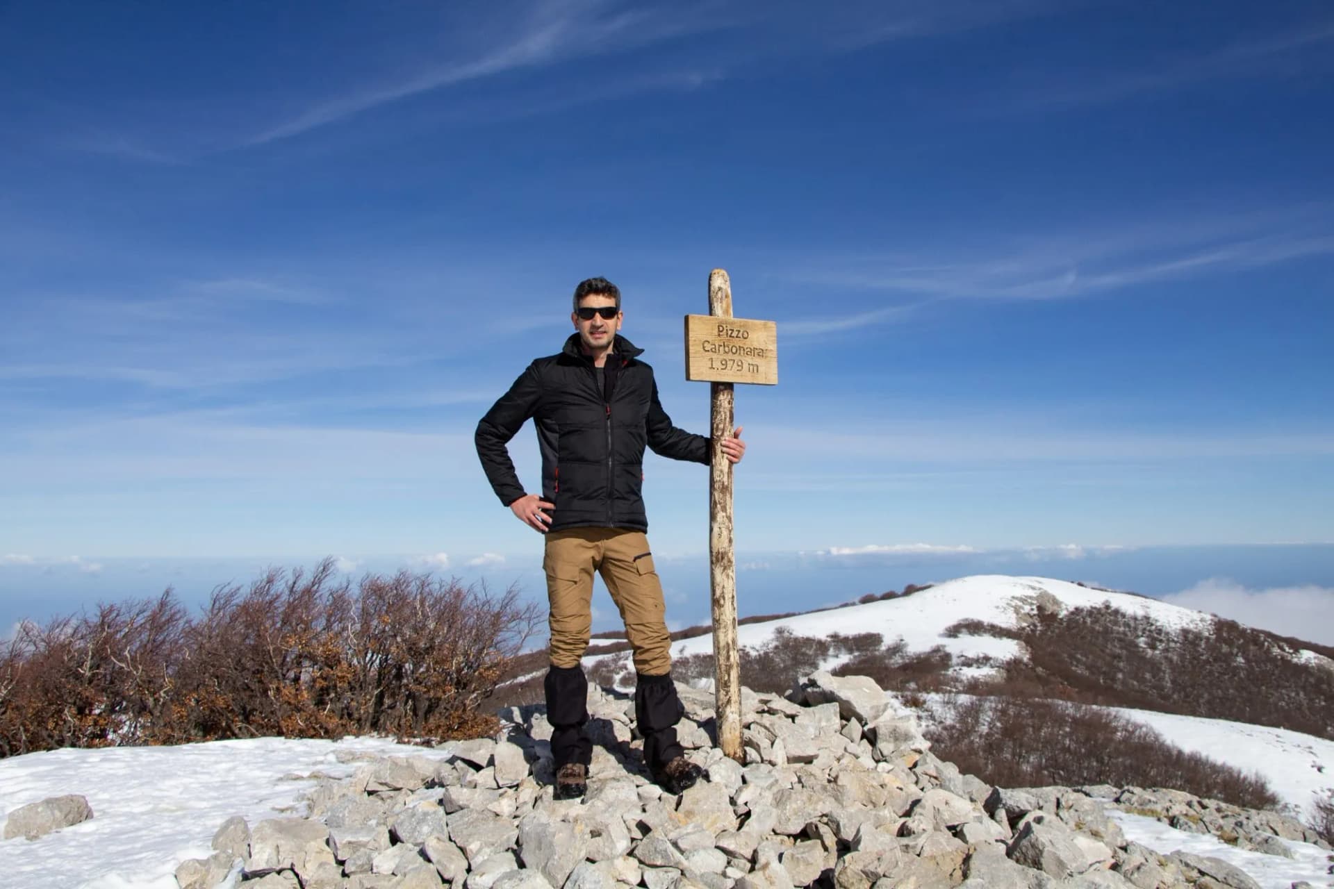 Escursionista in cima alla montagna. Pizzo Carbonara nelle Madonie in Sicilia