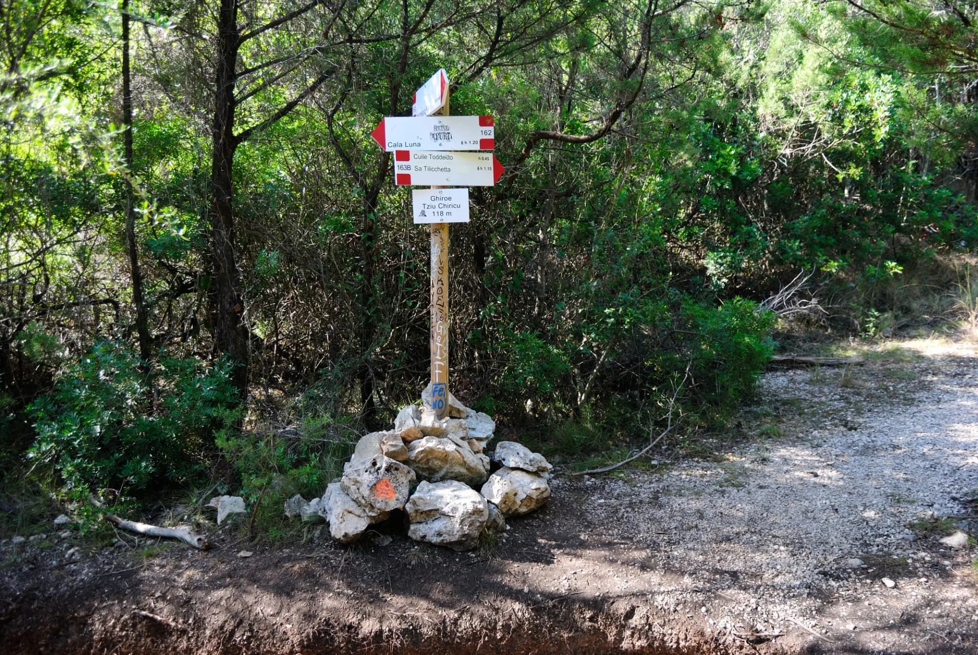 Segnali turistici lungo il sentiero per Cala Luna
