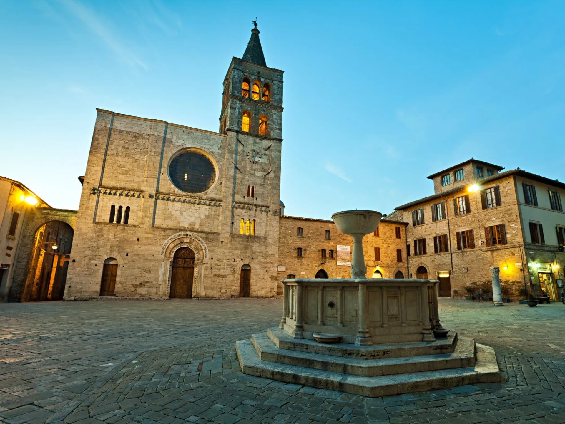 Bevagna: Piazza Silvestri all'imbrunire