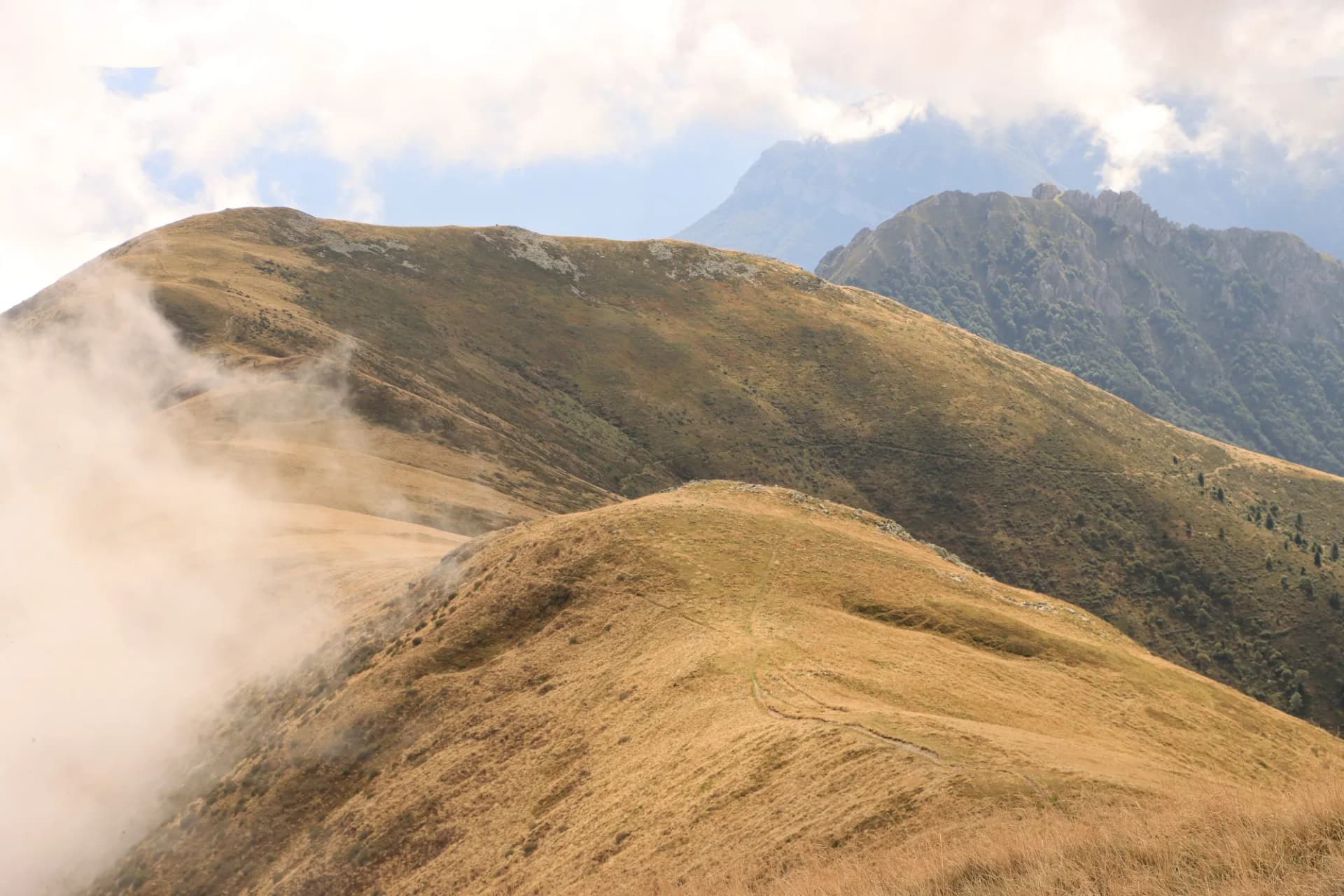 Wanderparadies über dem Comer See; Blick vom Monte Bregagno (2107) nach Süden