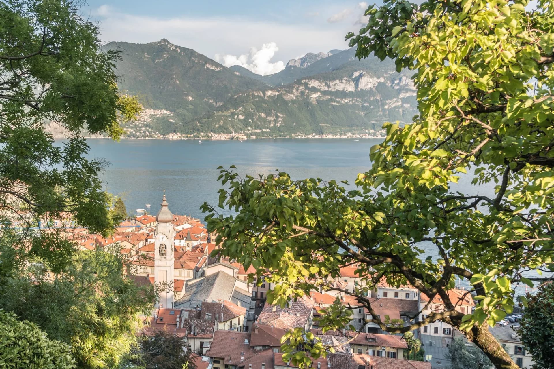 Blick über Menaggio und dem Comer See in Nord-Italien