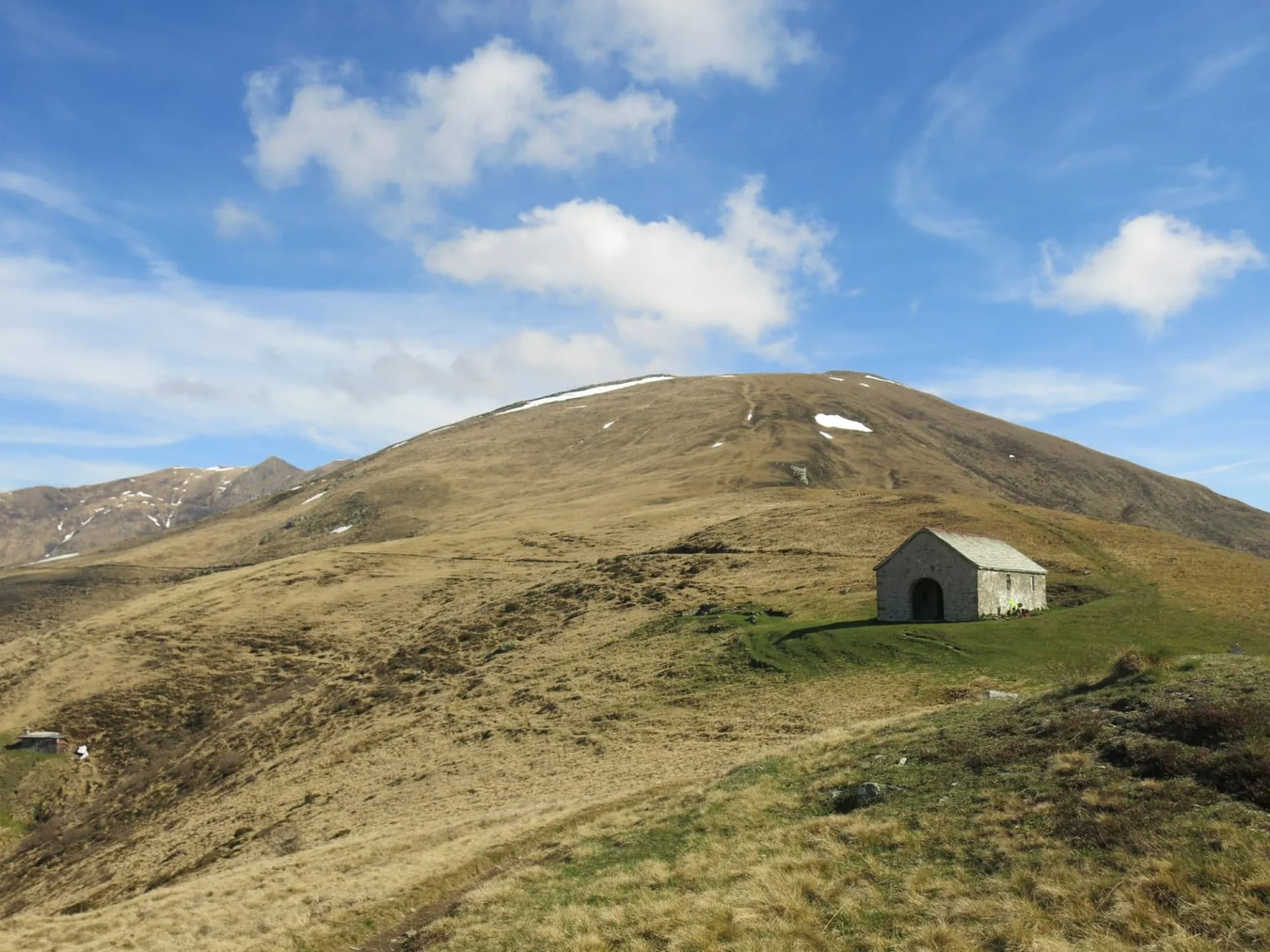 monte BREGAGNO, chiesa Santa Amata, sentiero, alta montagna, panorama, neve, primavera, cielo. erba gialla, sentieri alta montagna, via 4 valli, nuvole, rocce, prati, betulle.