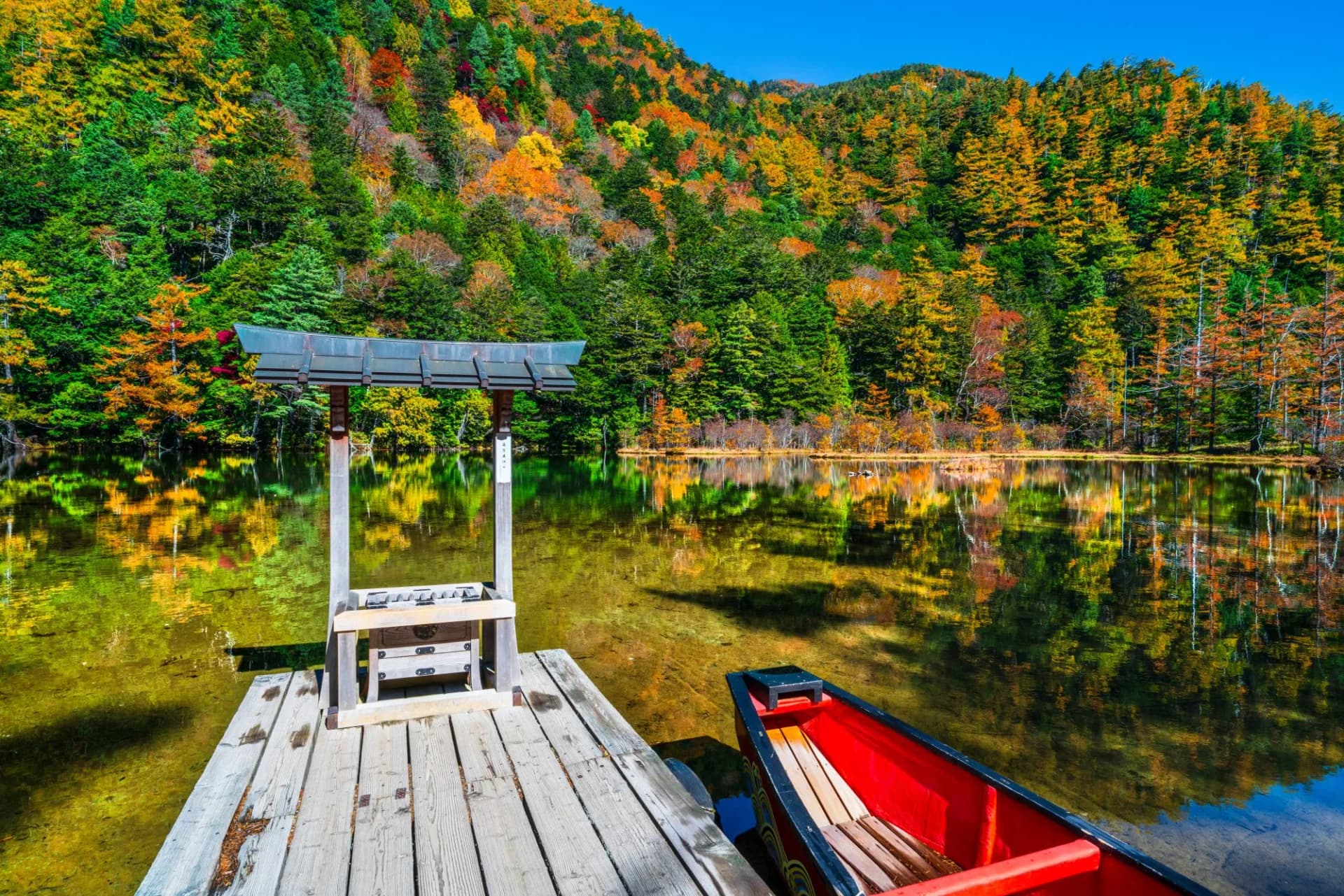 秋の上高地　紅葉が美しい明神池（明神一之池）の風景【長野県・松本市】　
Beautiful autumn foliage at Myojin Pond in Kamikochi - Nagano, Japan