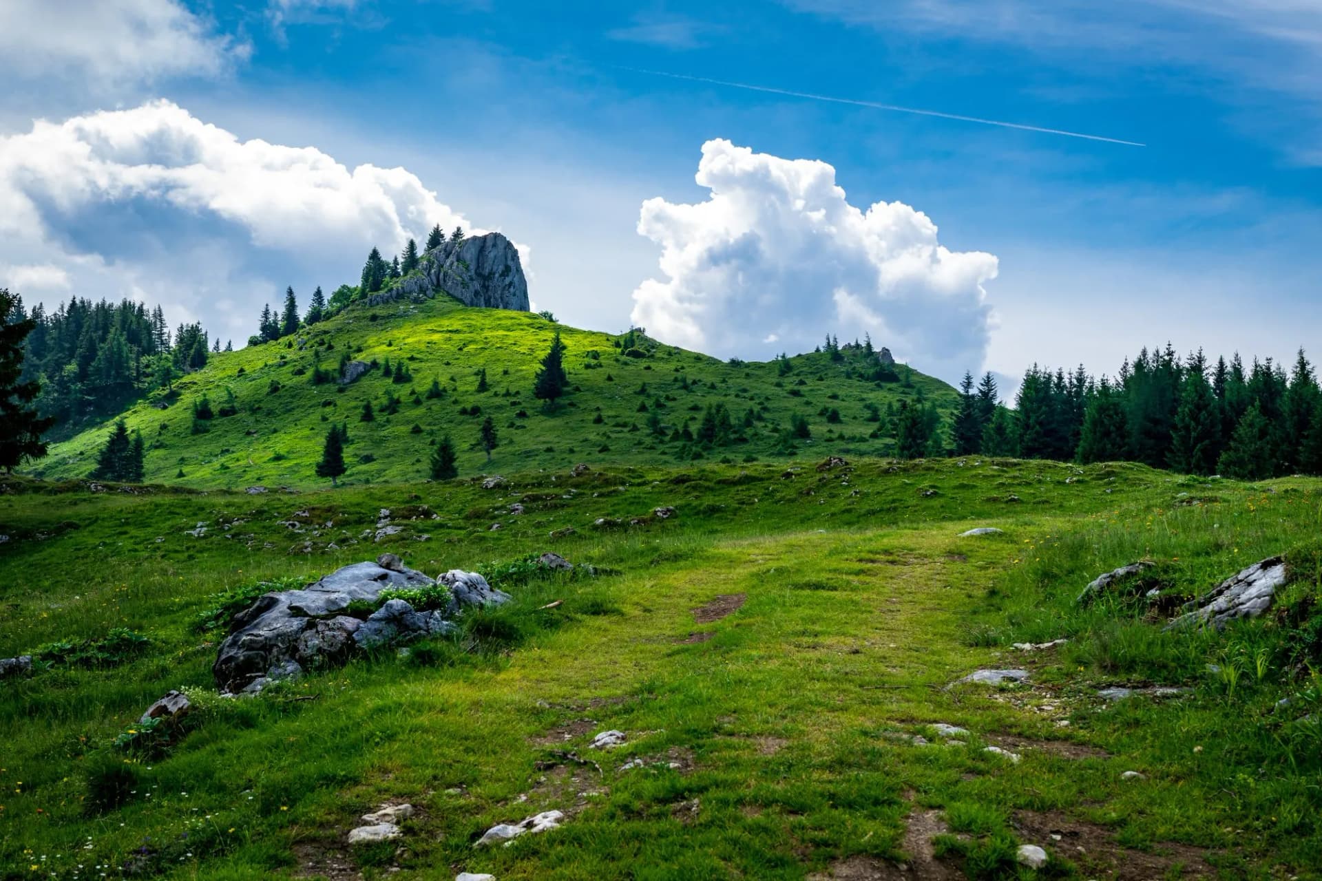 Blick von der Vormaueralm auf den Vormauerstein in Österreich auf dem Weg zum Schafberg mit schönen grünen Wiesen und Wolken am Himmel in den Österreichischen Bergen