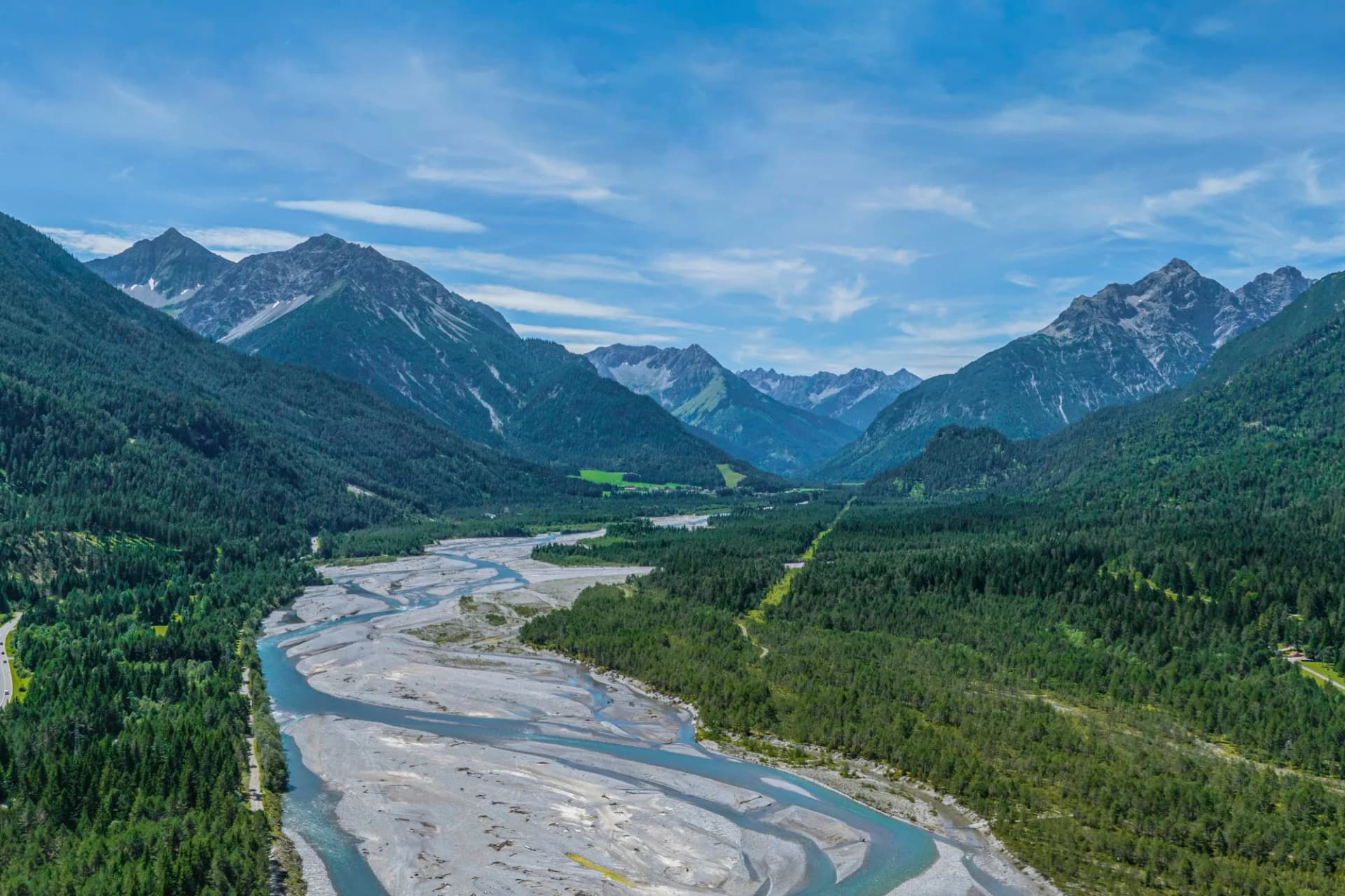 Wildromantische Natur im Tiroler Lechtal - die Wildfluss-Landschaft bei Forchach