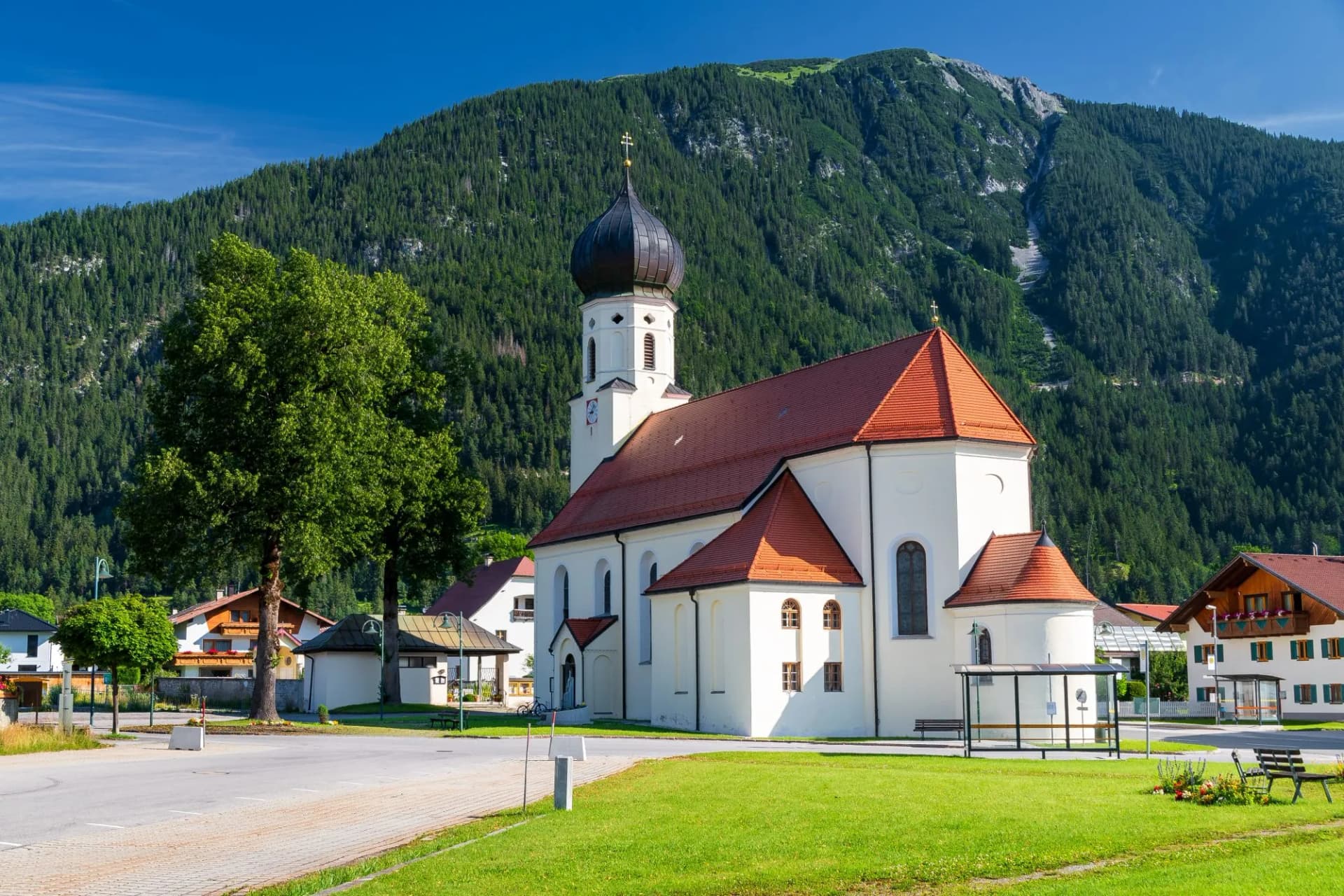 Pfarrkirche Sankt Sebastian in Weißenbach am Lech, Tirol, Österreich