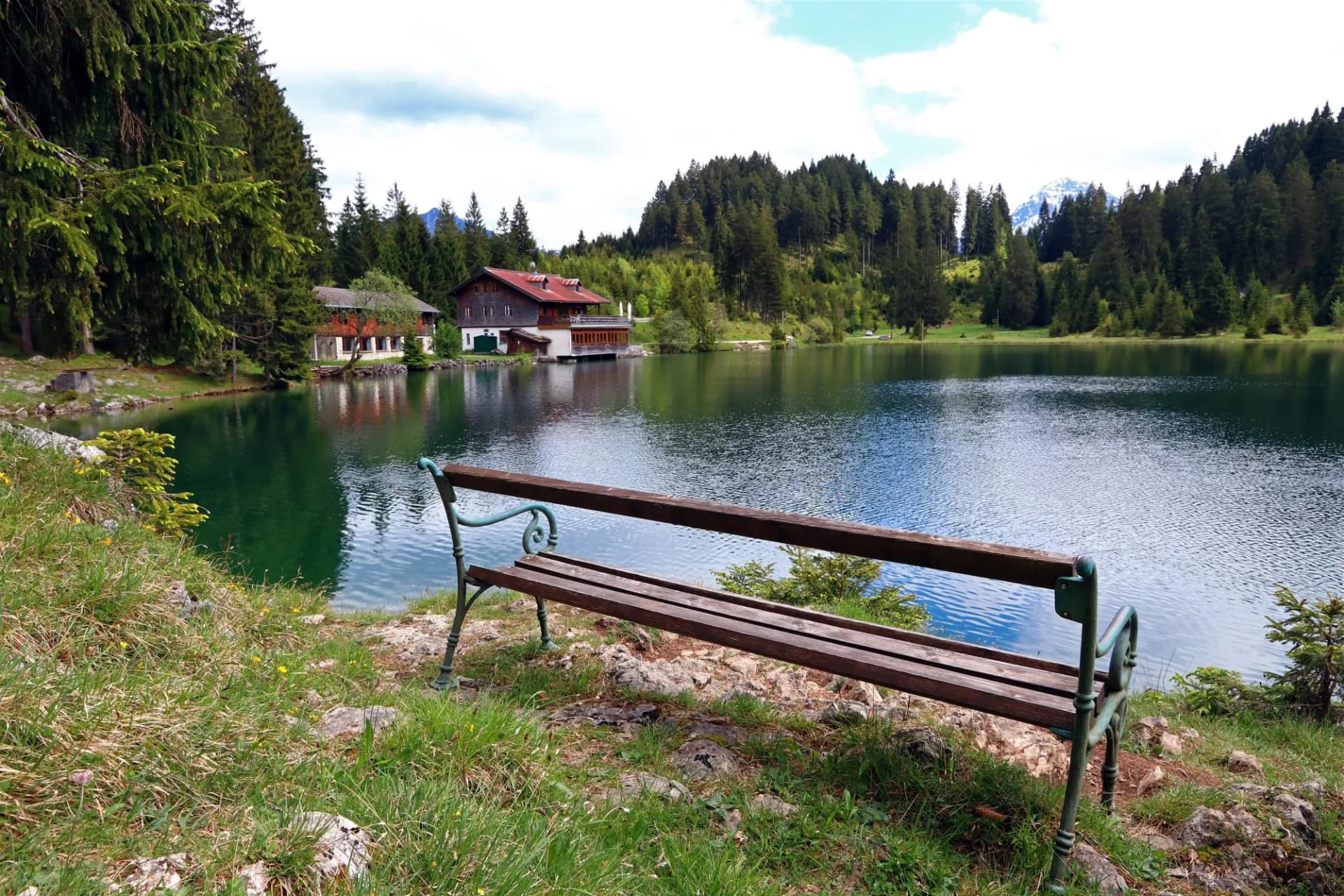 Eine Sitzbank am Frauensee in Österreich
