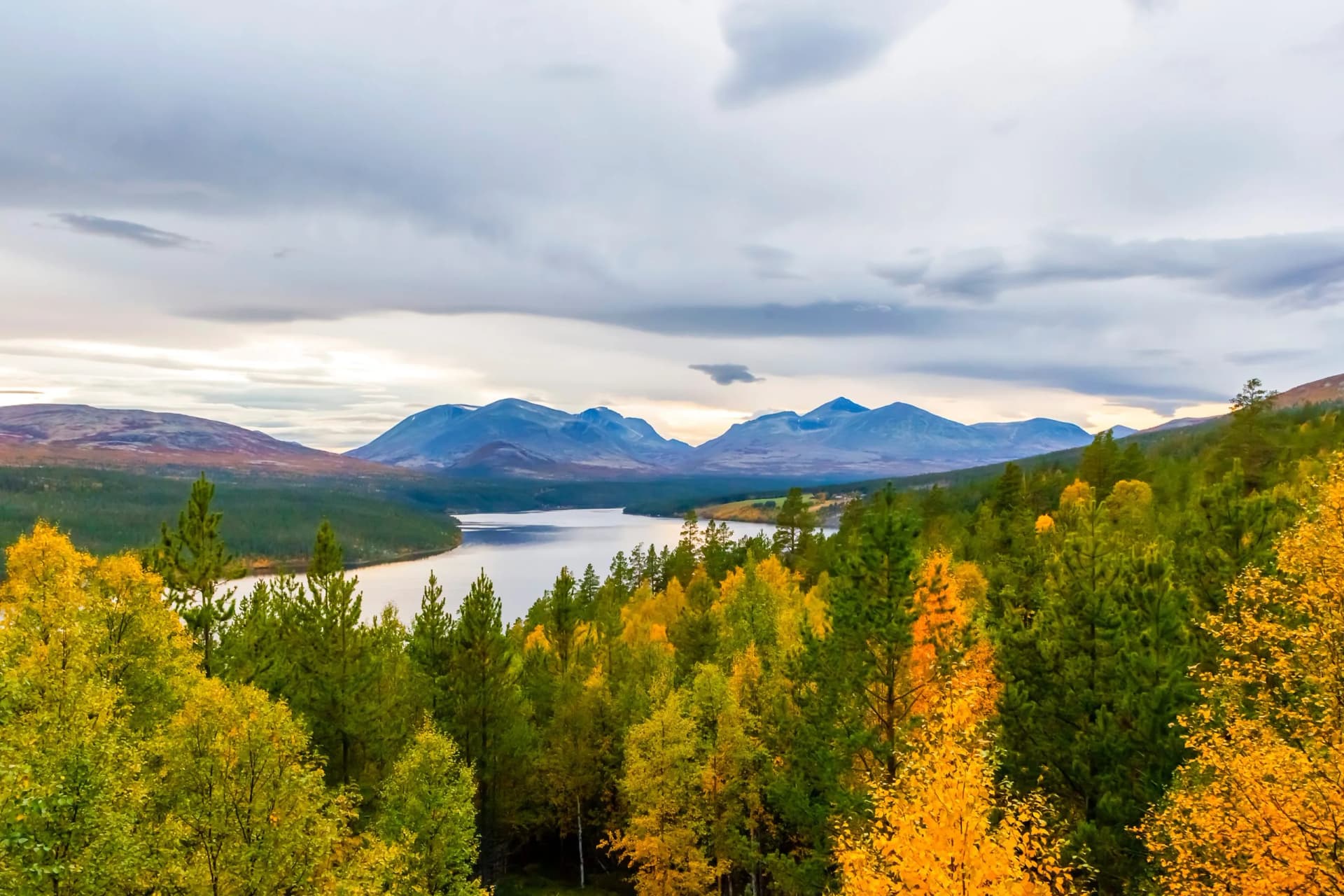 Norwegen, Blick auf den Fluß Atnasjøen und den Rondane-Nationalpark