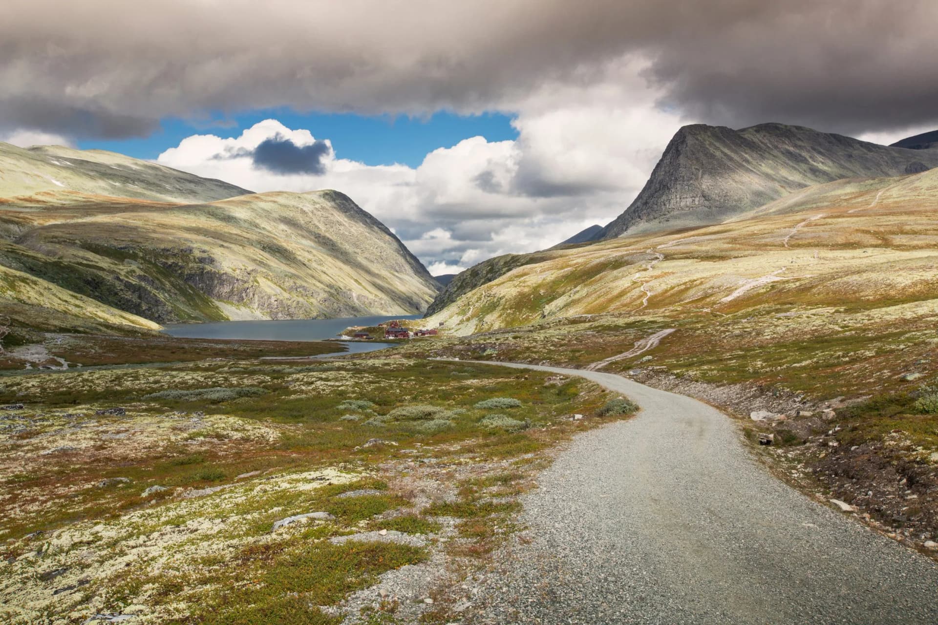Rondane Nationalpark mit Straße und Bergen