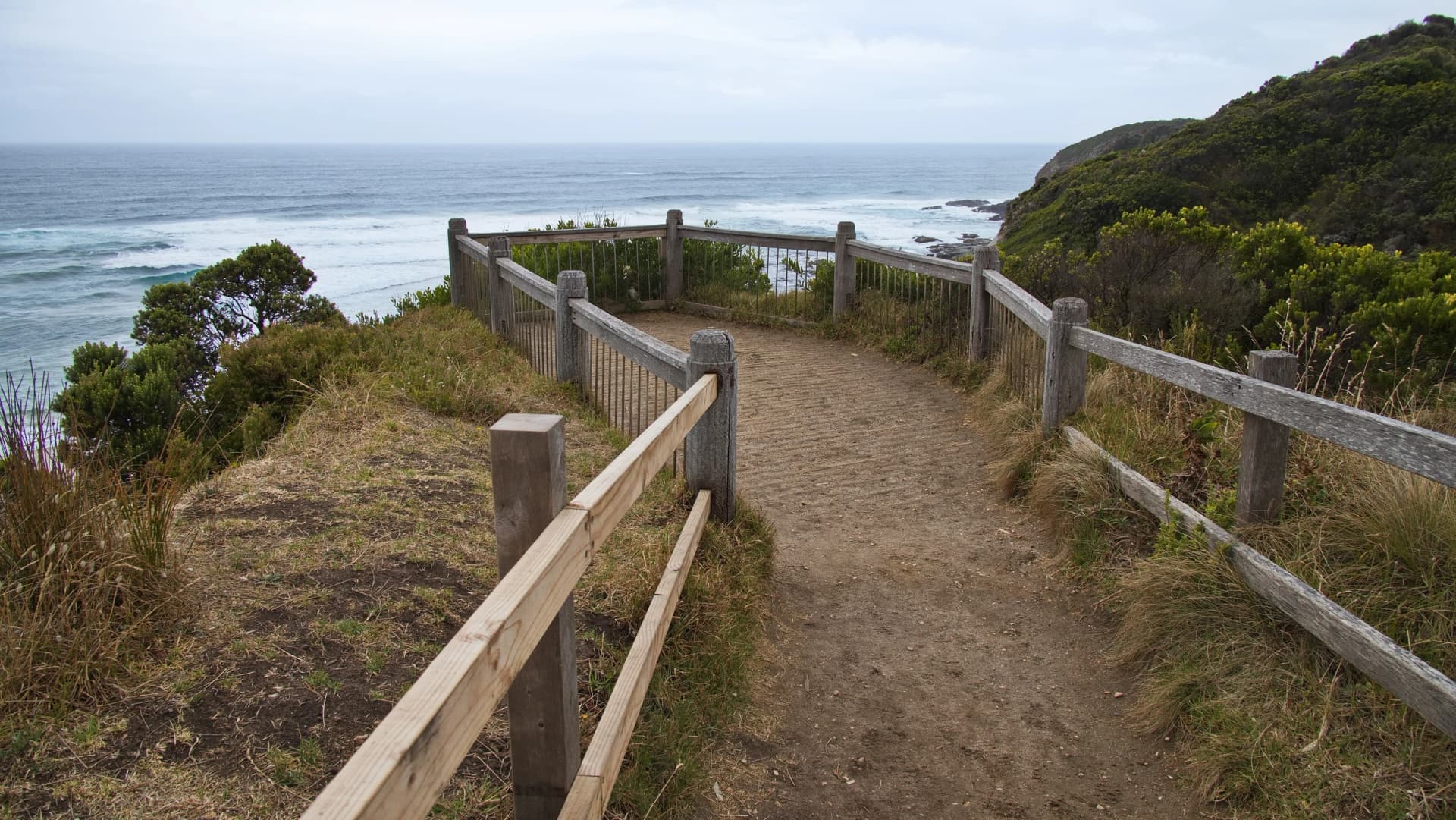 Path to the Castle Cove lookout