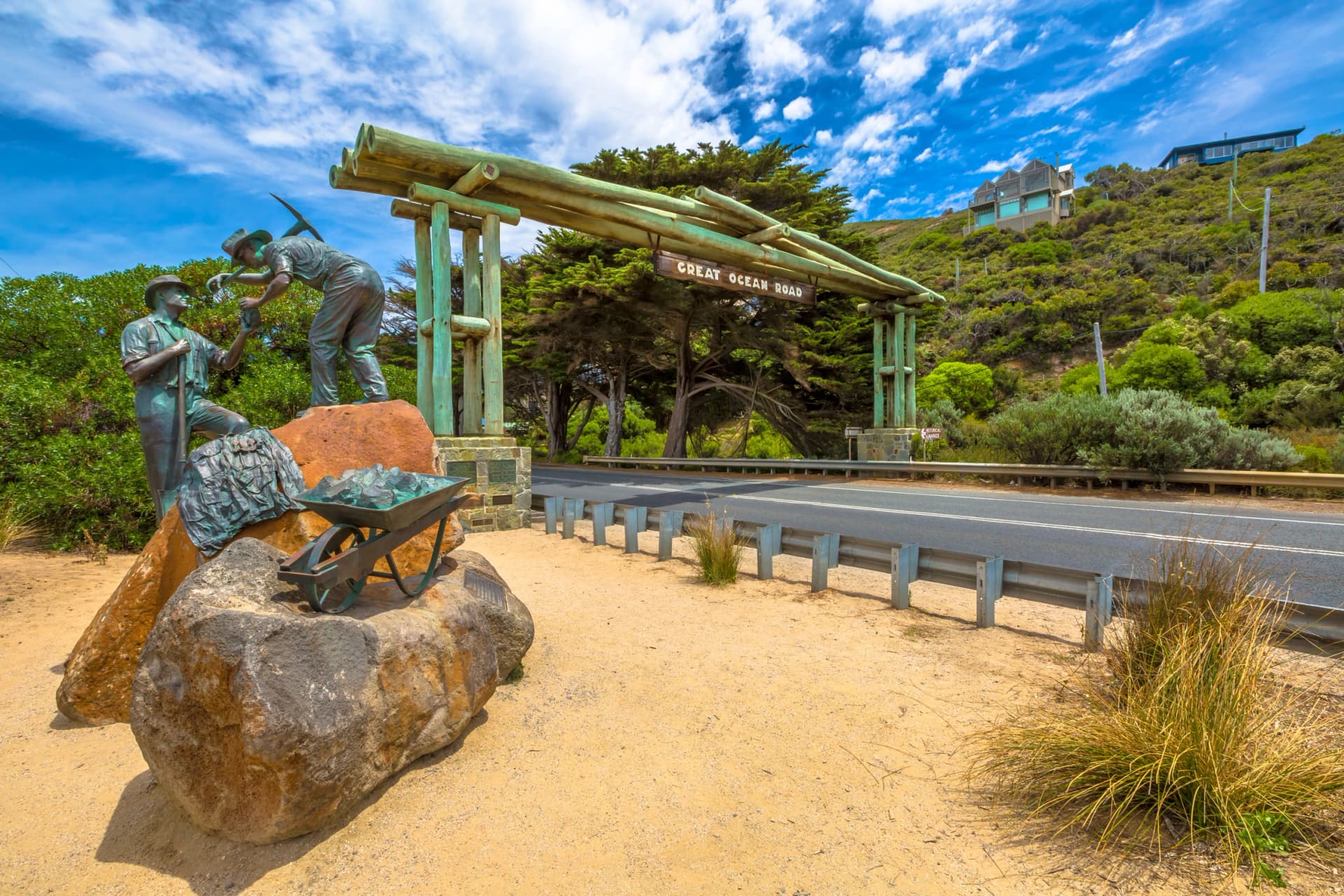 The Memorial Arch statue on the Great Ocean Road