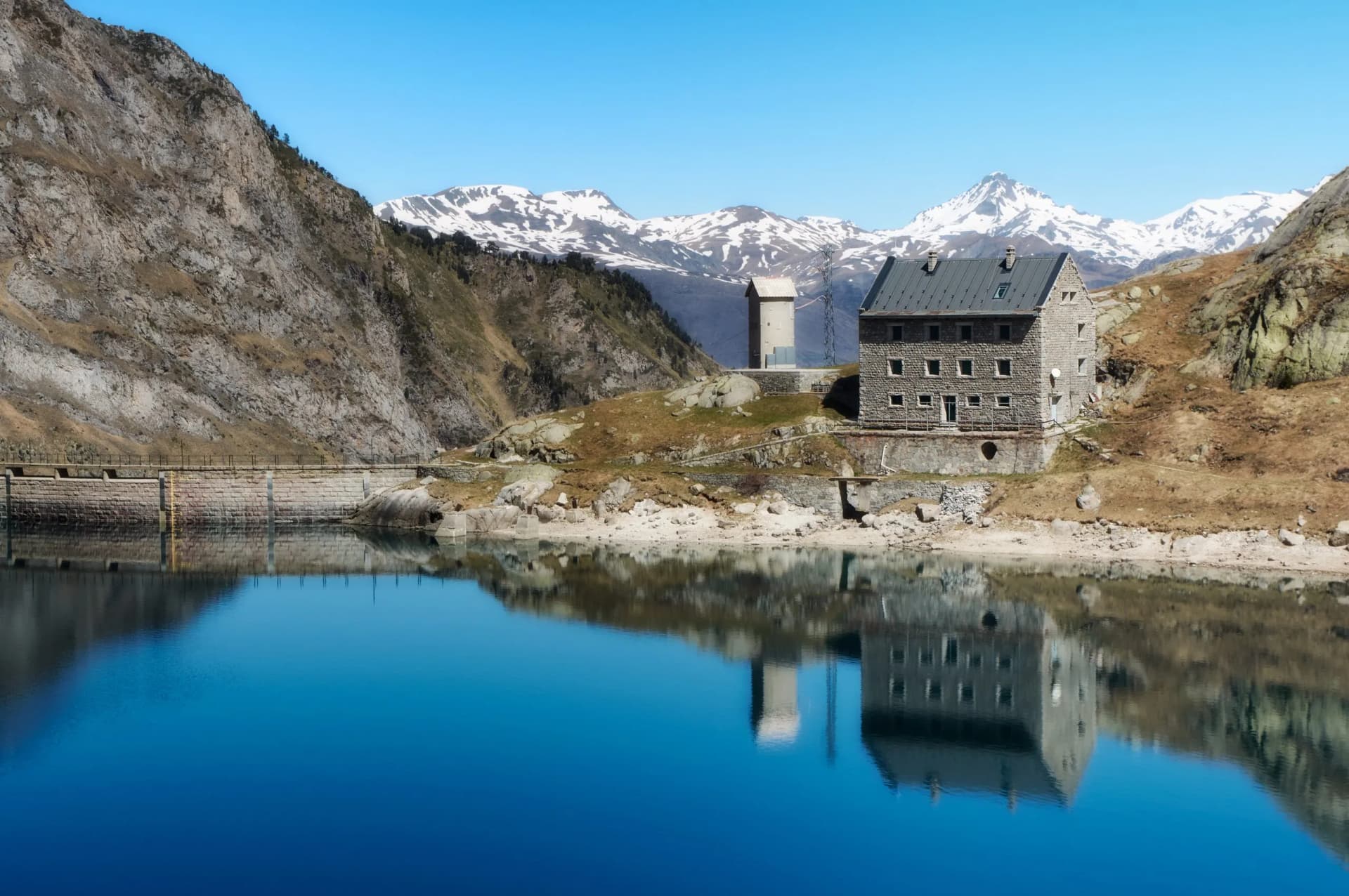 Restanca hut and lake