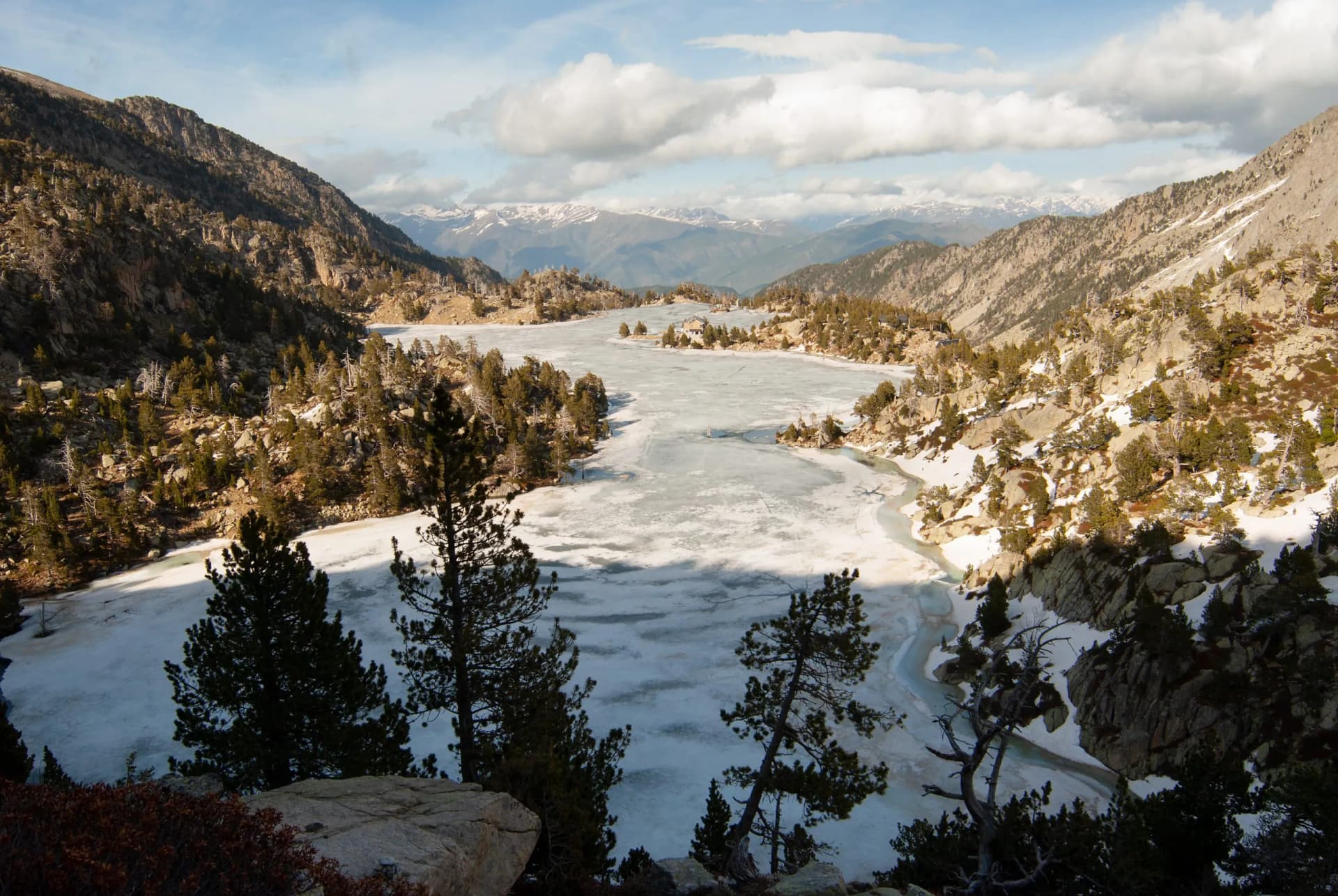 Vista del Estany Tort de Peguera en el Parque Nacional de Aigüestortes y Estany de Sant Maurici.