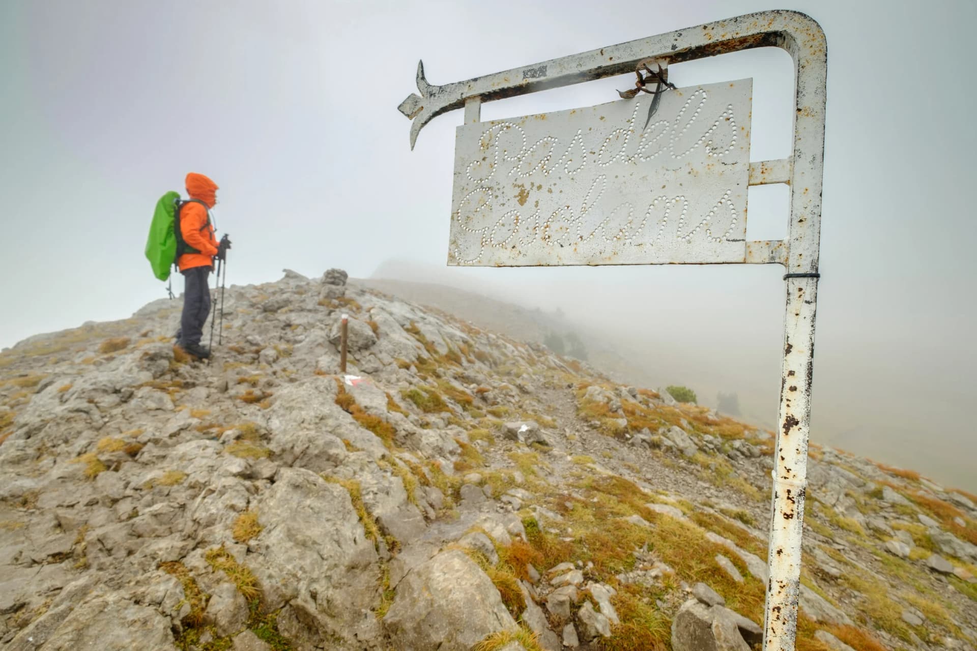 ascendiendo al pas dels Gosolans, collado del Prat d¨Aguilo, sierra del Cadí,  Parque Natural del Cadí-Moixeró , cordillera de los Pirineos, Lleida,  Spain