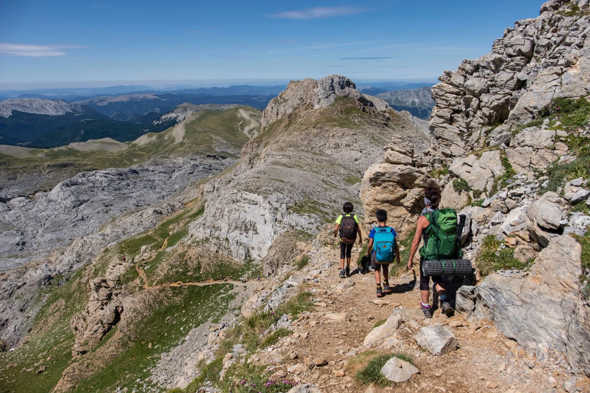 montañeros ascendiendo la cima de La mesa de los Tres Reyes , 2442m., Huesca, Aragón, Spain, Europe