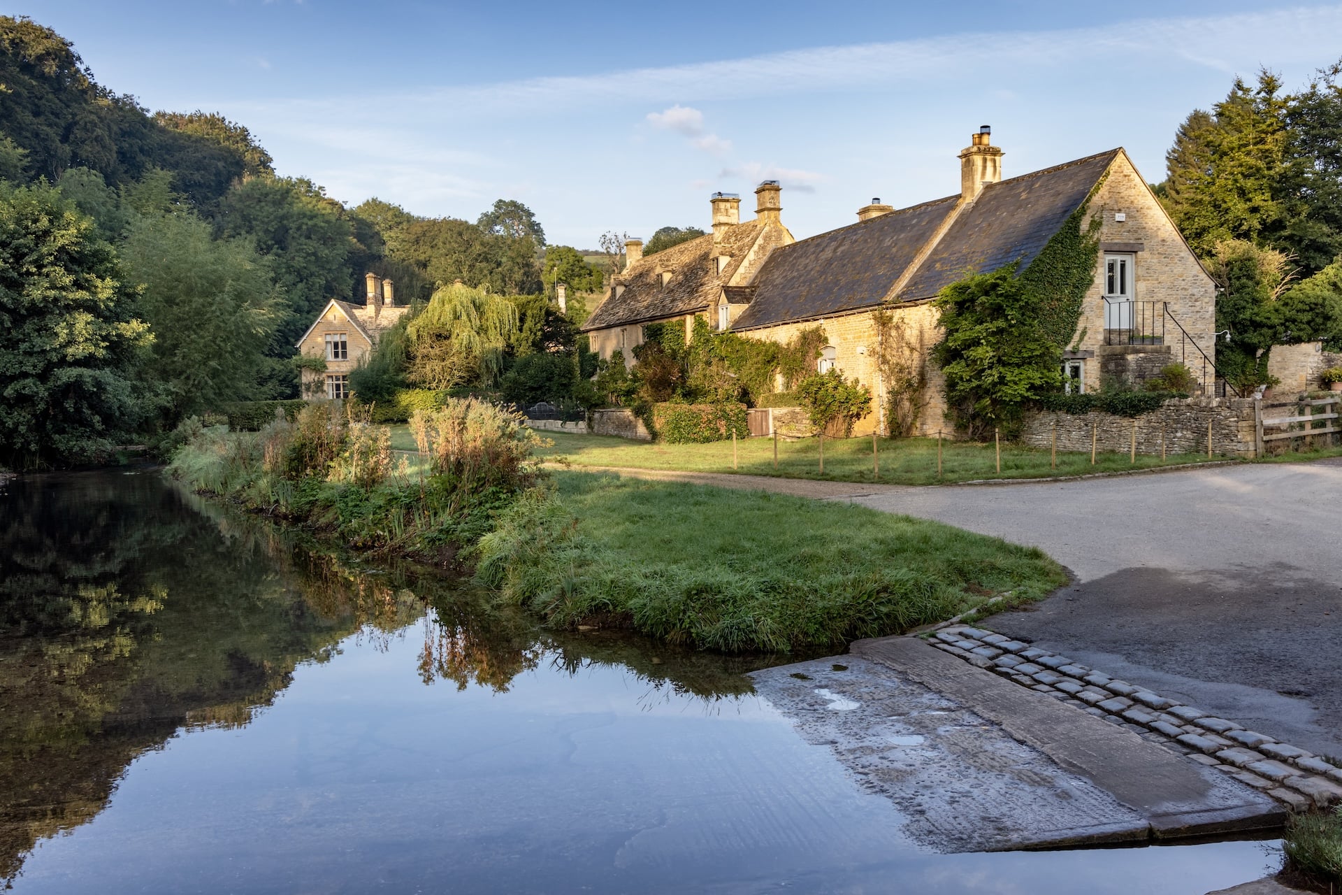 El vado en Upper Slaughter está a 2 kilómetros de caminata desde Bourton y es tranquilo de una manera que Bourton nunca lo es