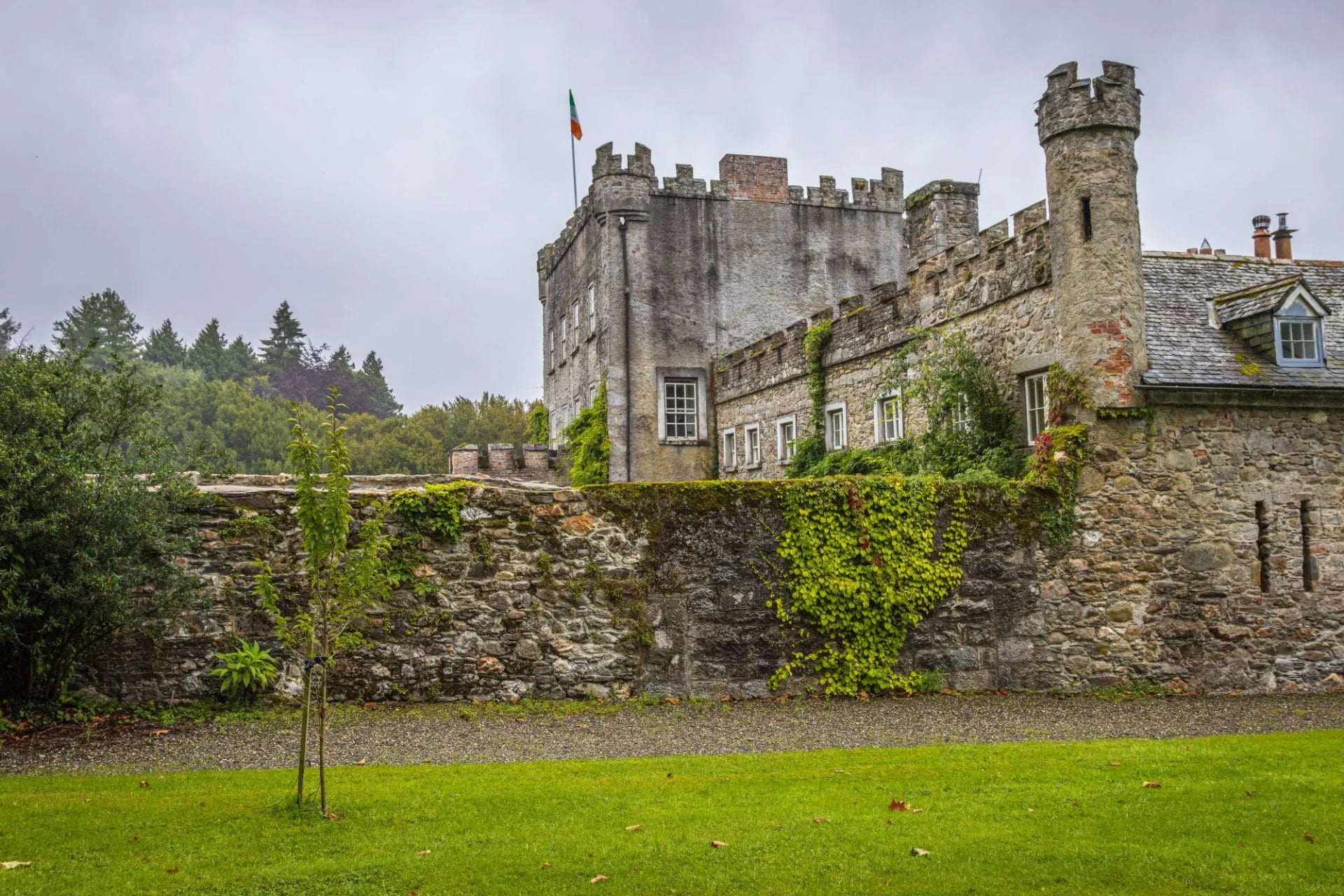 Huntington Castle a jeho trávník v Clonegal v hrabství Carlow