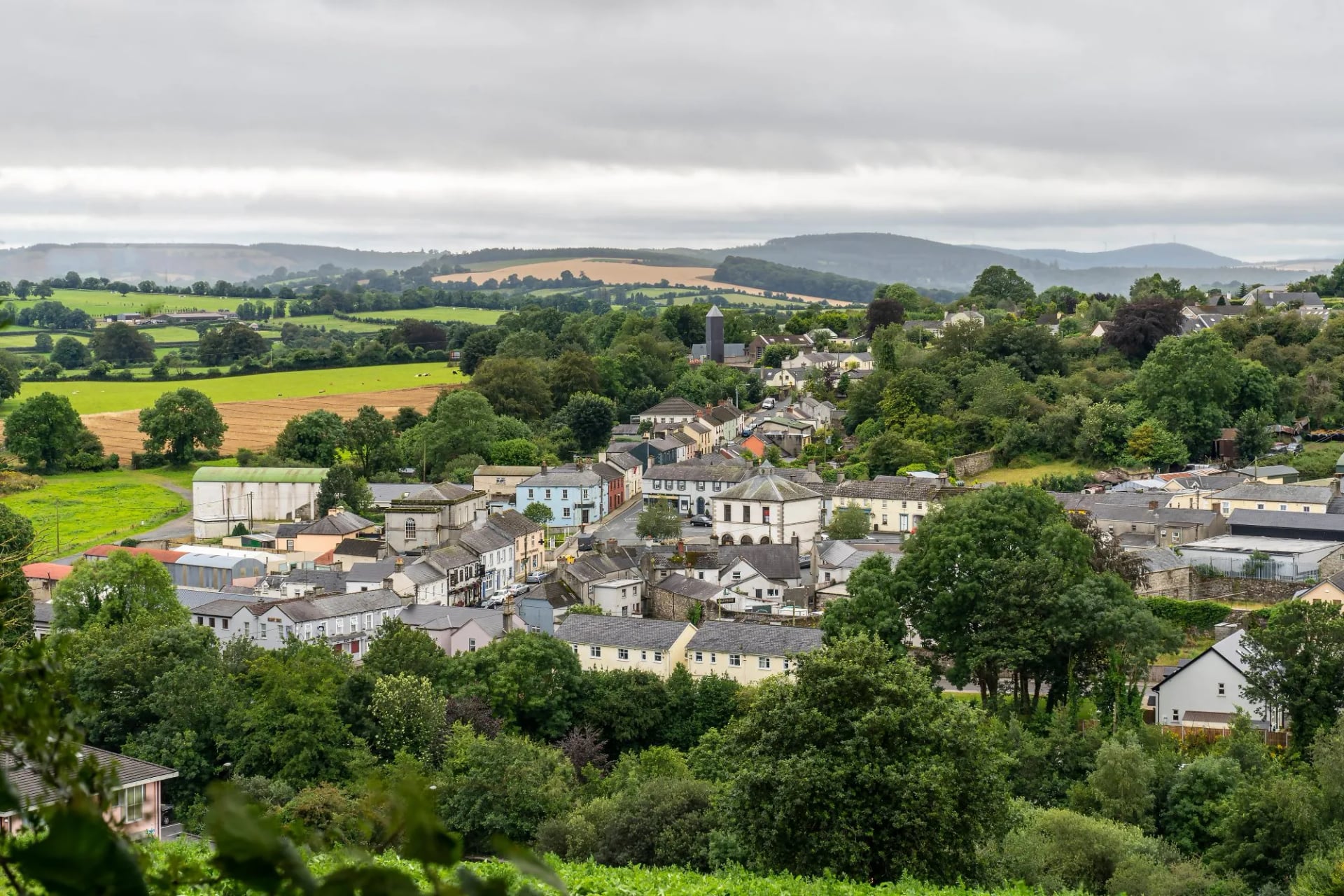 Město Tinahely mezi zemědělskými pozemky jižního Wicklow