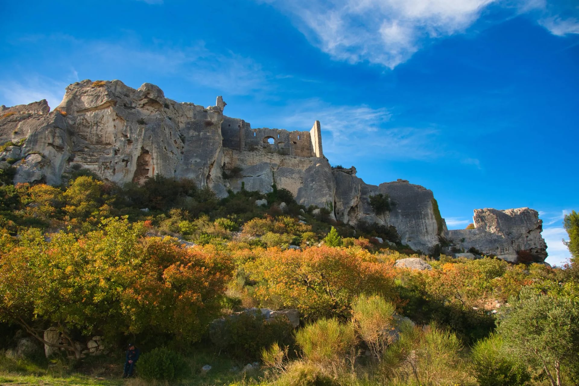 Scherpe kalkstenen kliffen bij Les Baux de Provence boven scrub