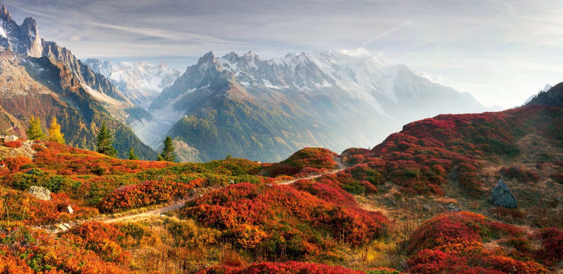 Červená podzimní Chamonix v Alpách