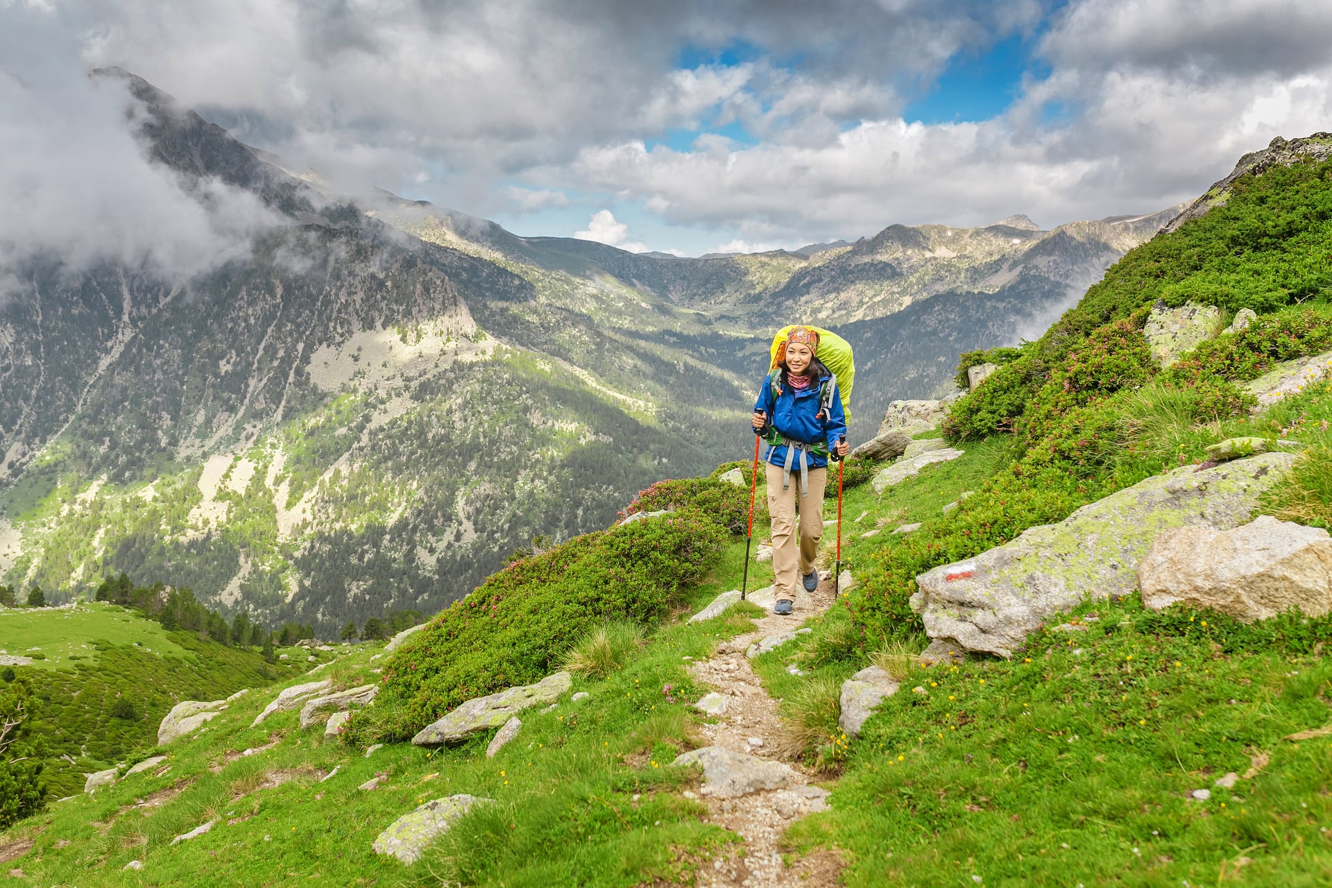 Ein Wanderer mit einem vollgepackten Rucksack auf einem markierten Weg in Andorra