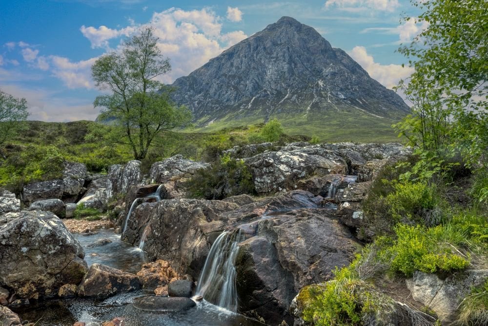 Buachaille Etive Mor over et vandfald nær Kingshouse