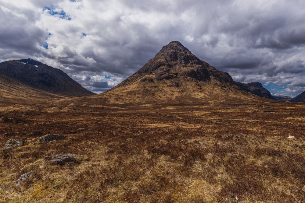 Buachaille Etive Mor, der rejser sig over brunt hedeland under skyer