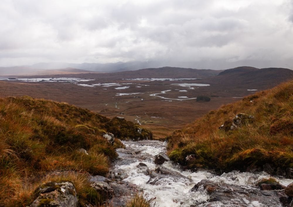 En bæk, der løber over Rannoch Moor med småsøer længere fremme