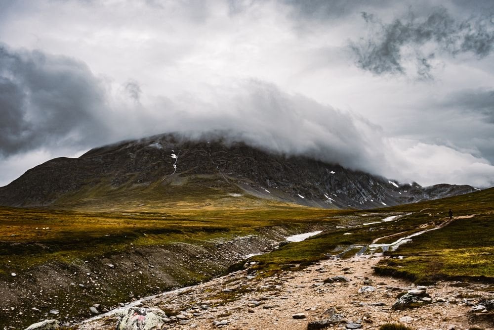 En stenfyldt sti under en skyet bakke på Lairig Mor