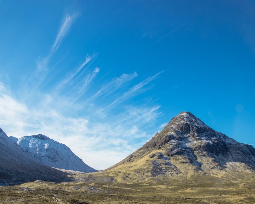 Sne på toppene af Buachaille Etive Mor under blå himmel