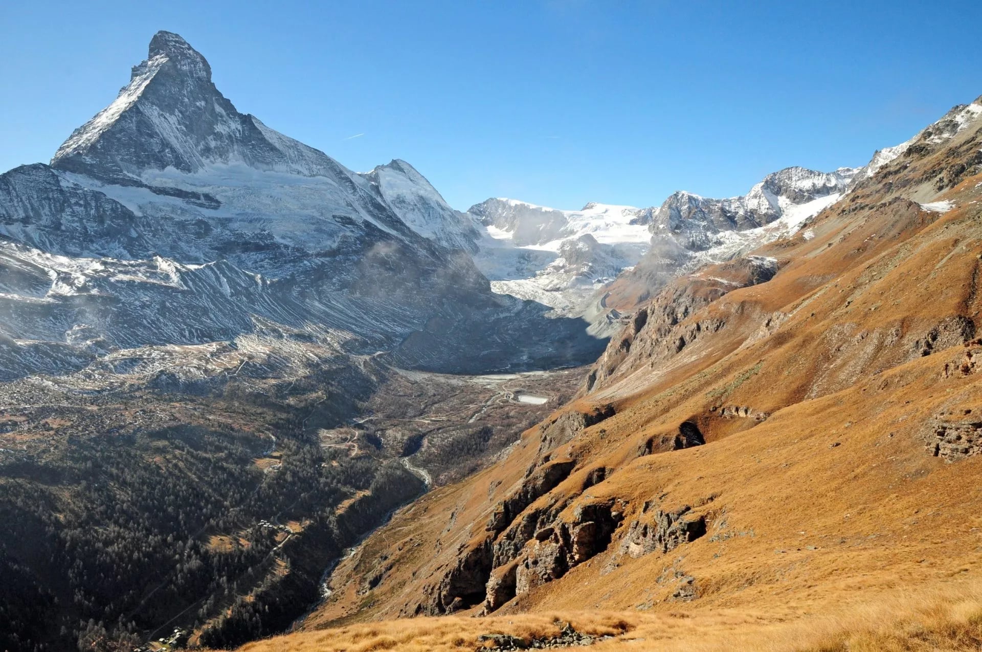 De Matterhorn die boven het Zmutt-dal oprijst met herfstbruin hellingen ervoor
