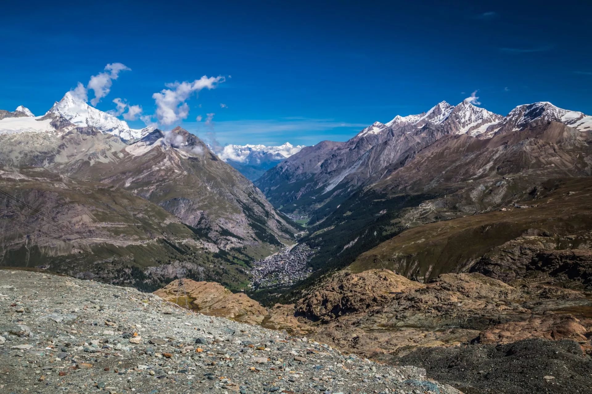 Een lange vallei die onder de Matterhorn wegvalt met een reservoir op de bodem