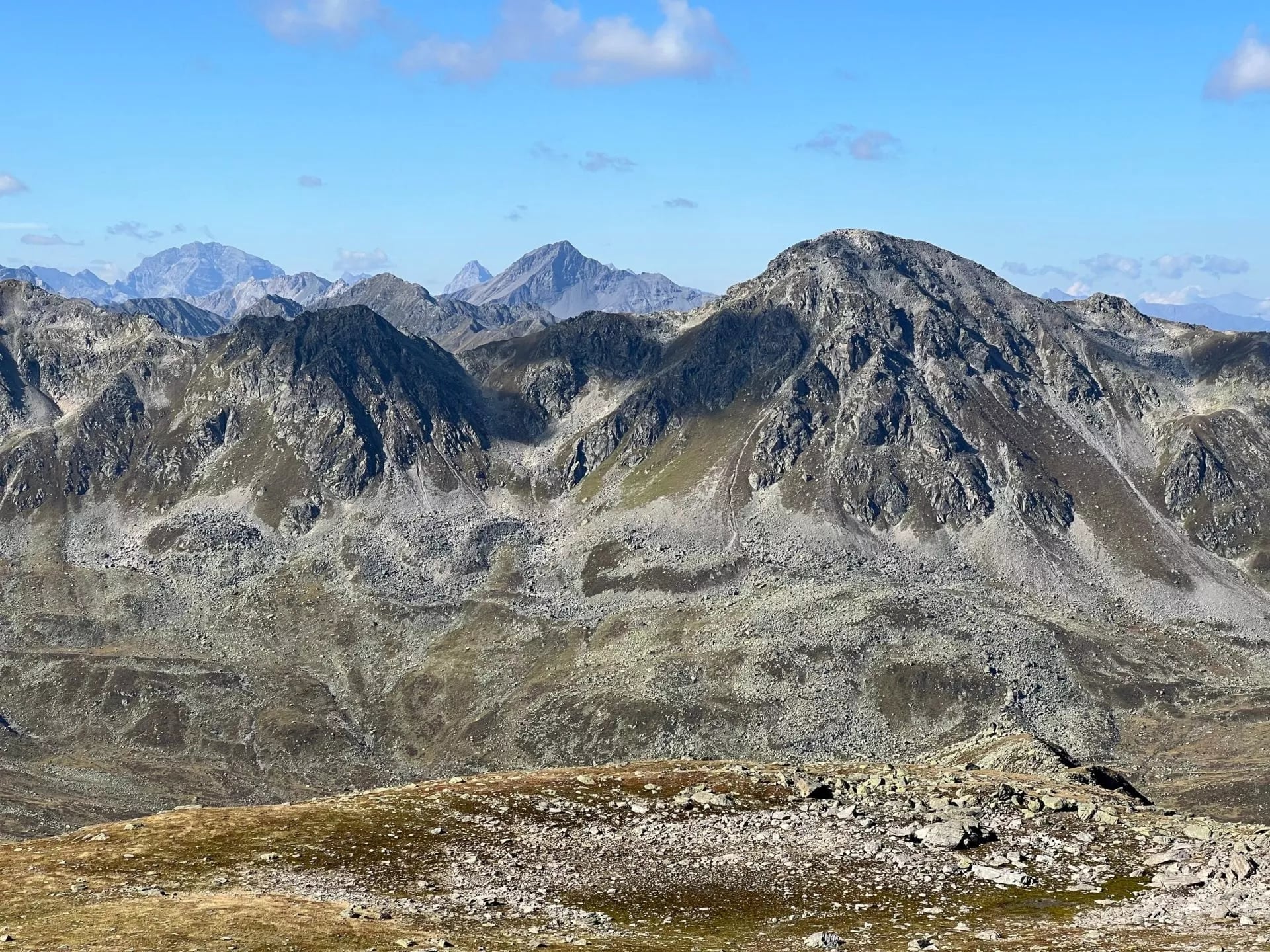 Holé skalnaté vrcholy a kamenitá pánev v Albula Alps pod jasnou oblohou