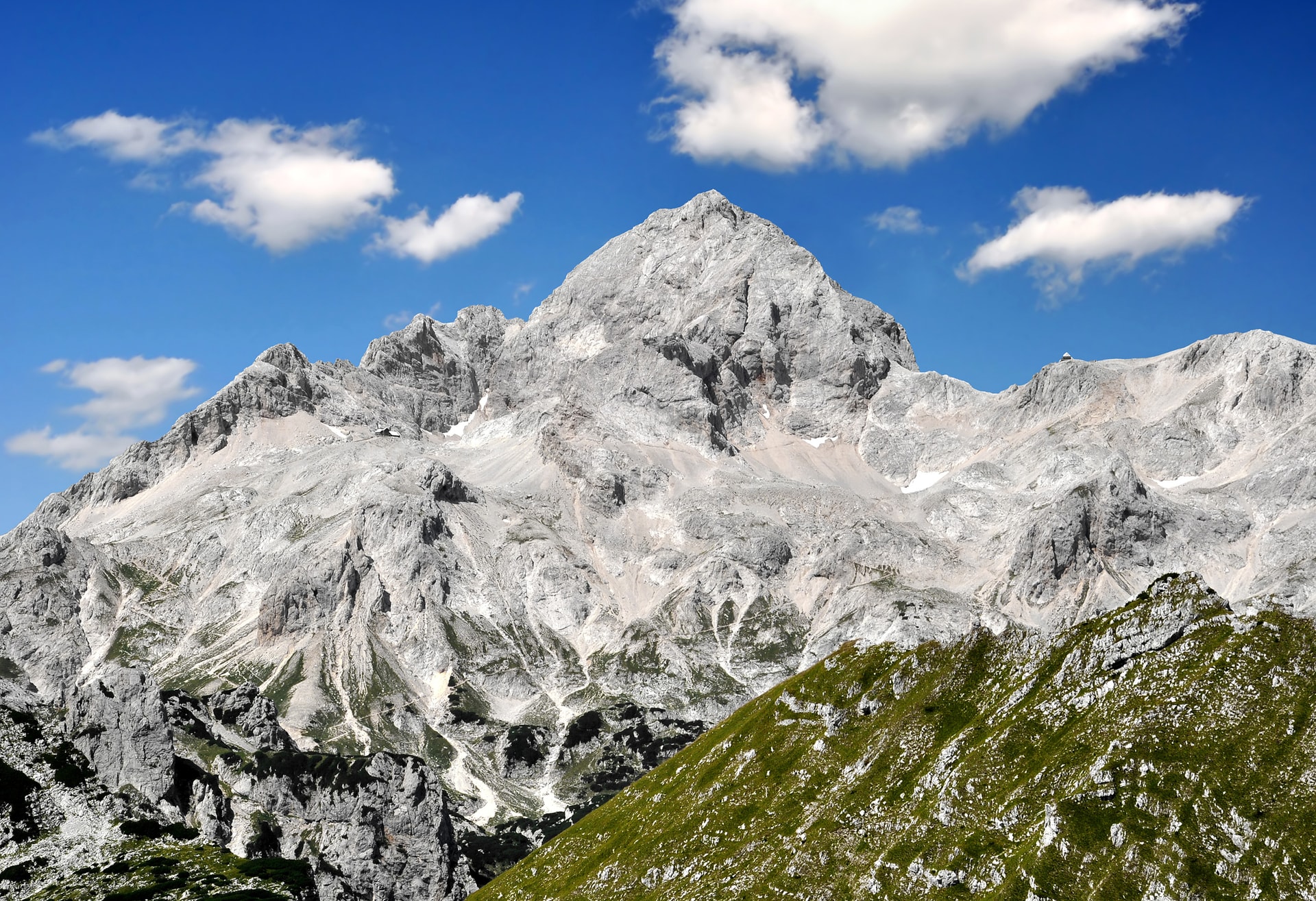 Slowenischer Bergweg mit dem Triglav