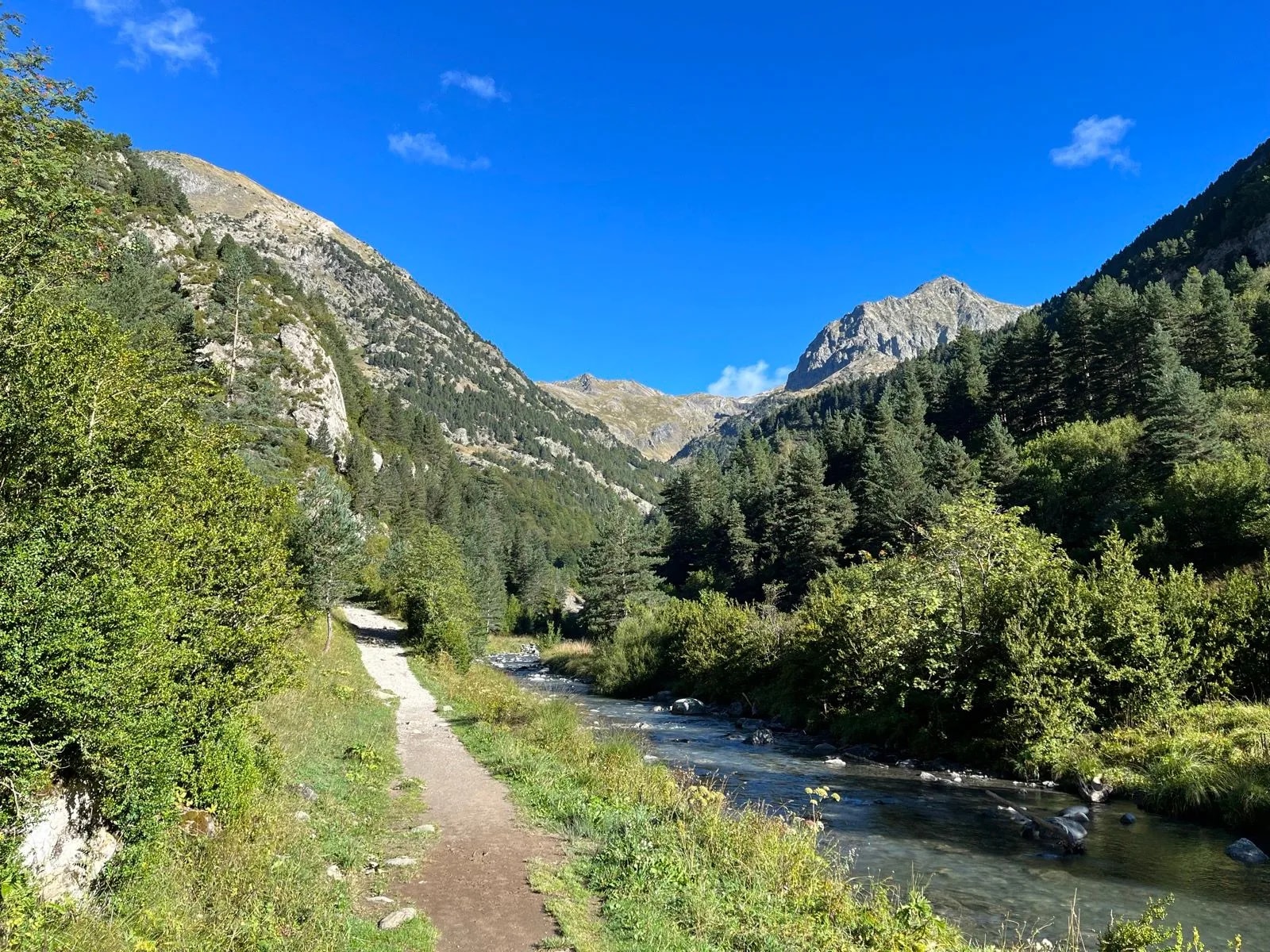 trail to Ibón de Respomuso