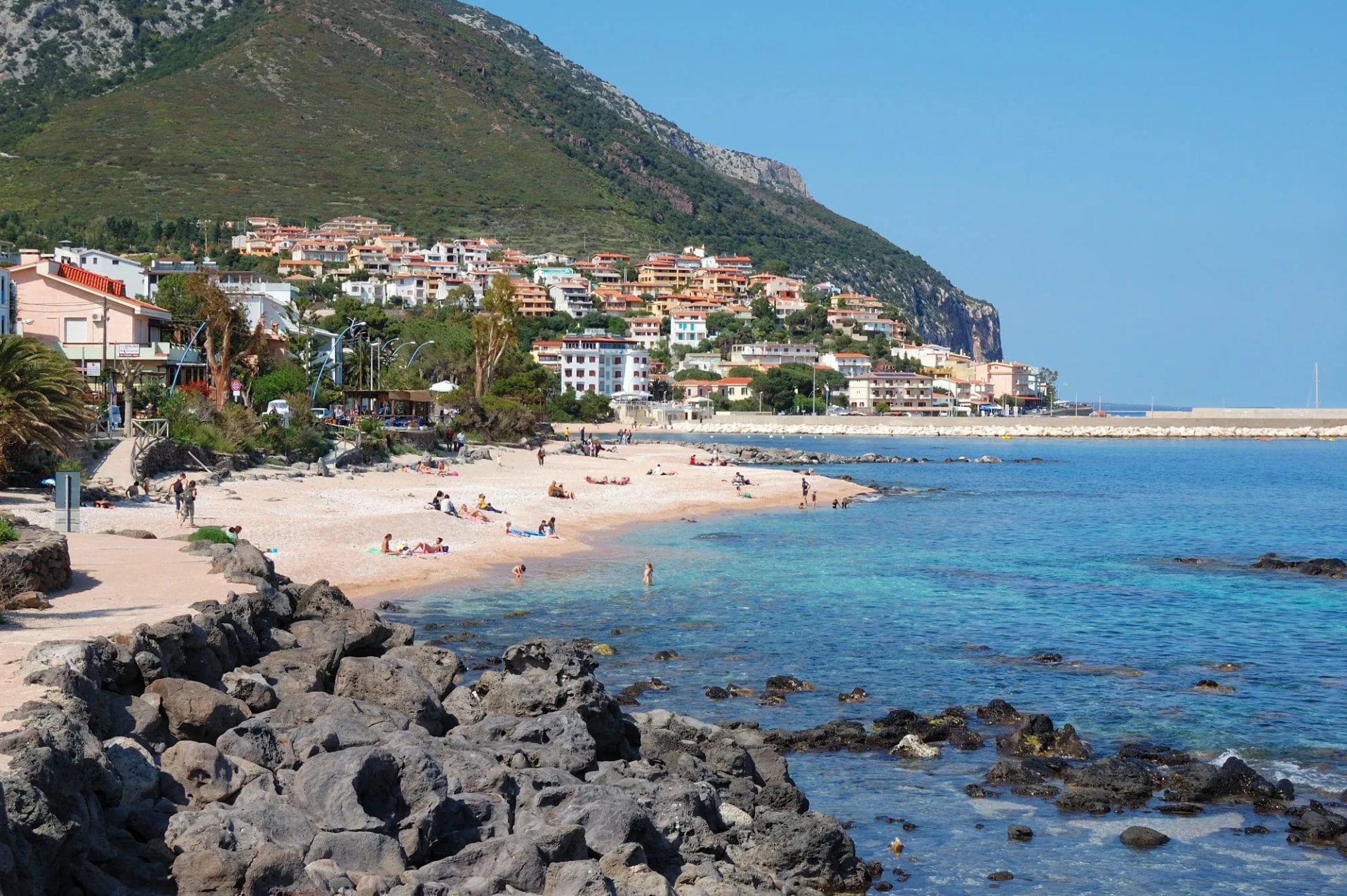 Cala Gonone sulla spiagia e sul paese