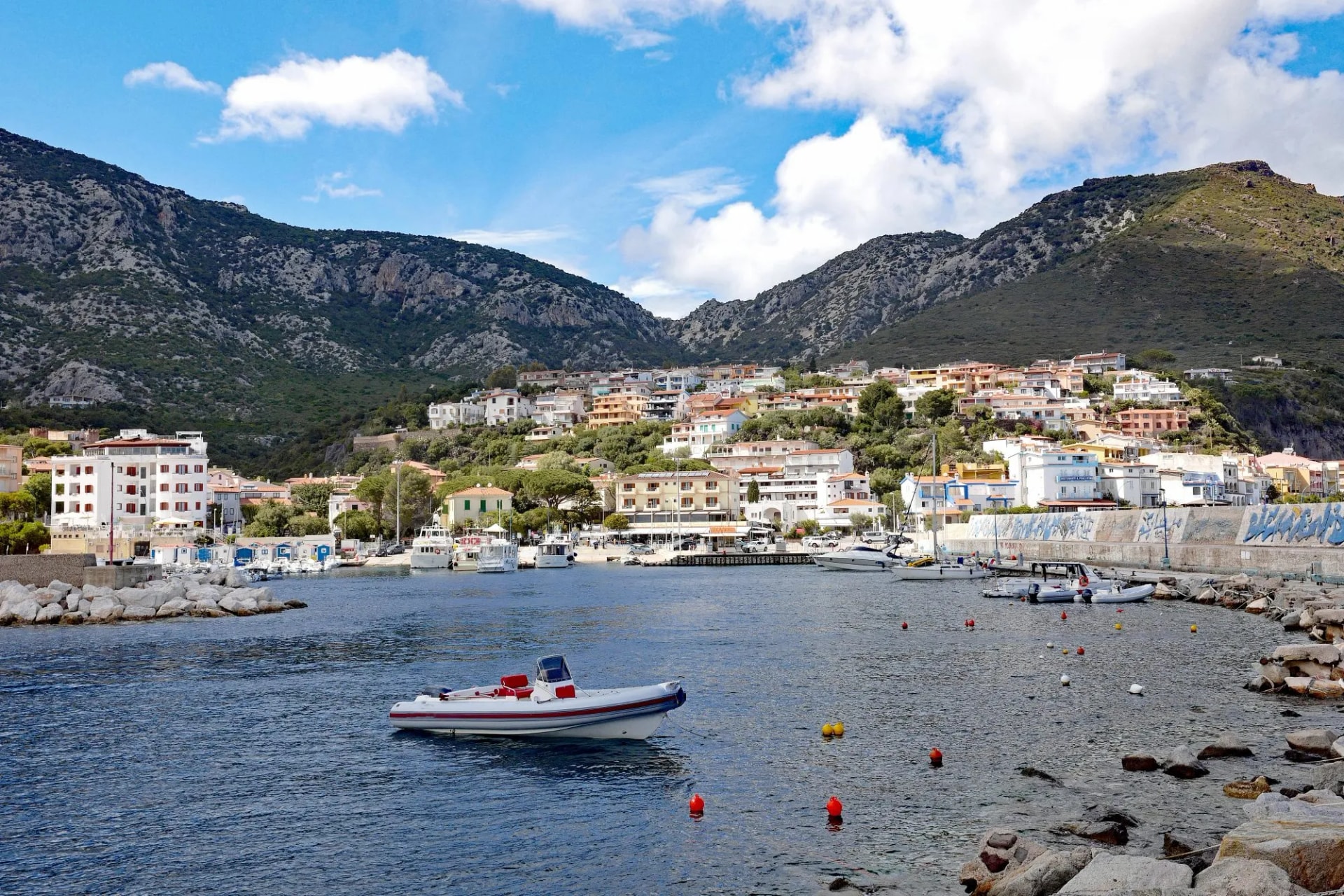 Sardinien Cala Gonone Blick auf die Stadt